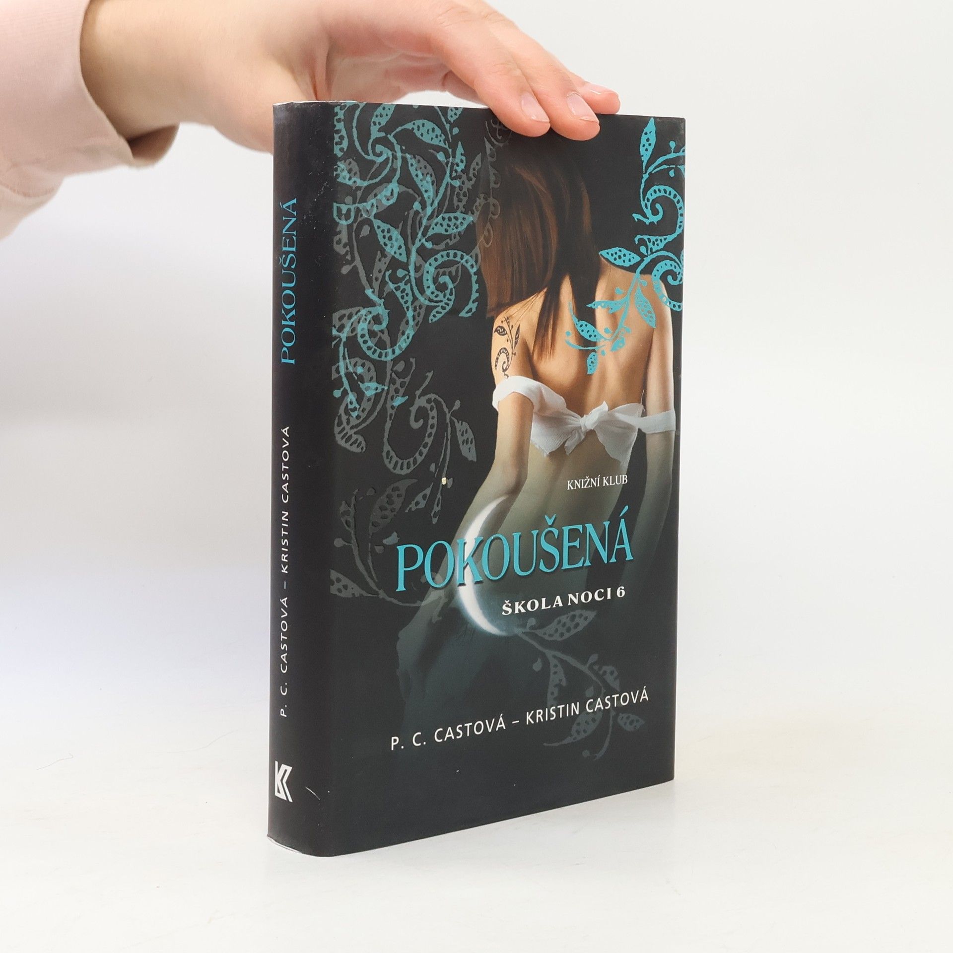 P. C. Cast Škola noci. 6, Pokoušená