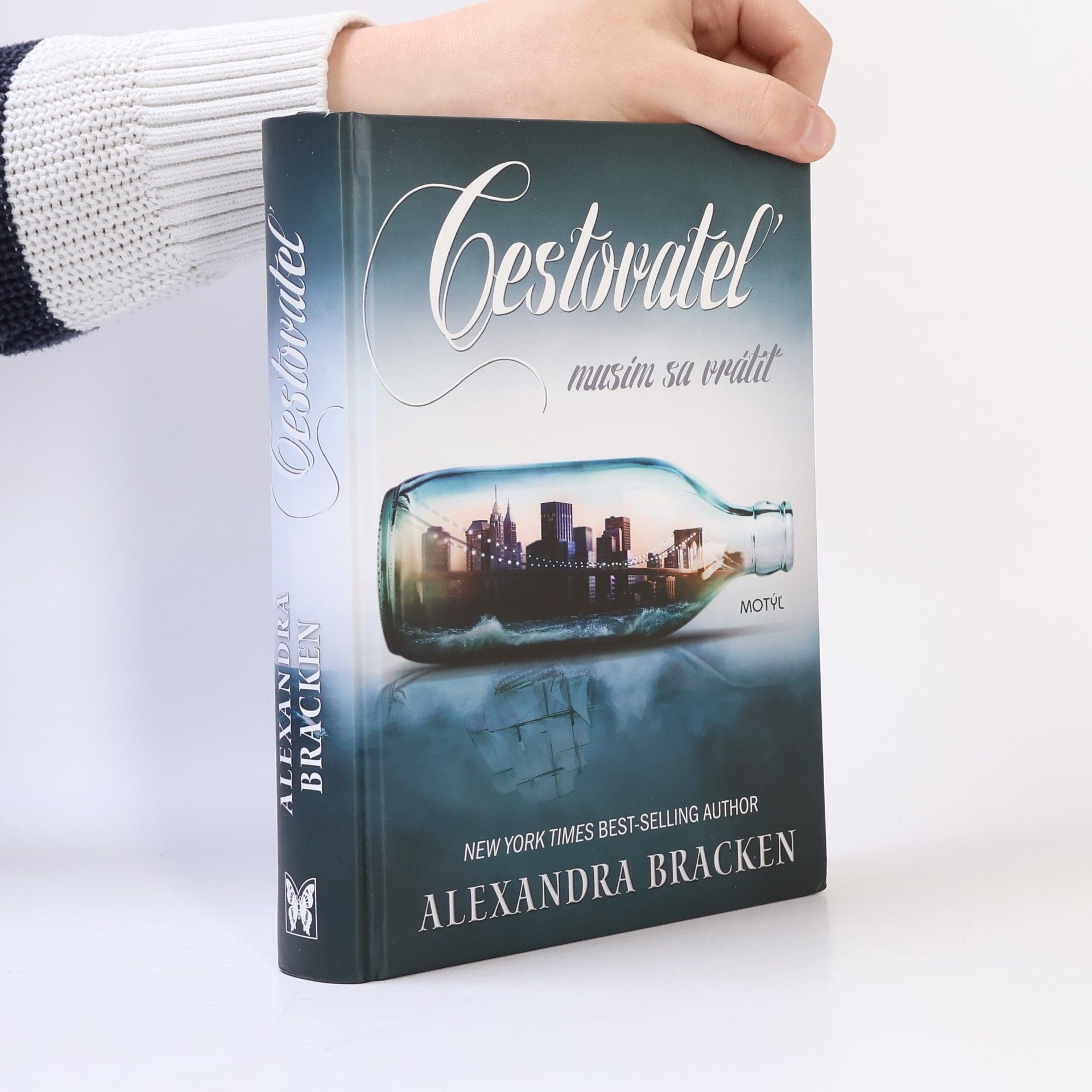 Alexandra Bracken Cestovateľ