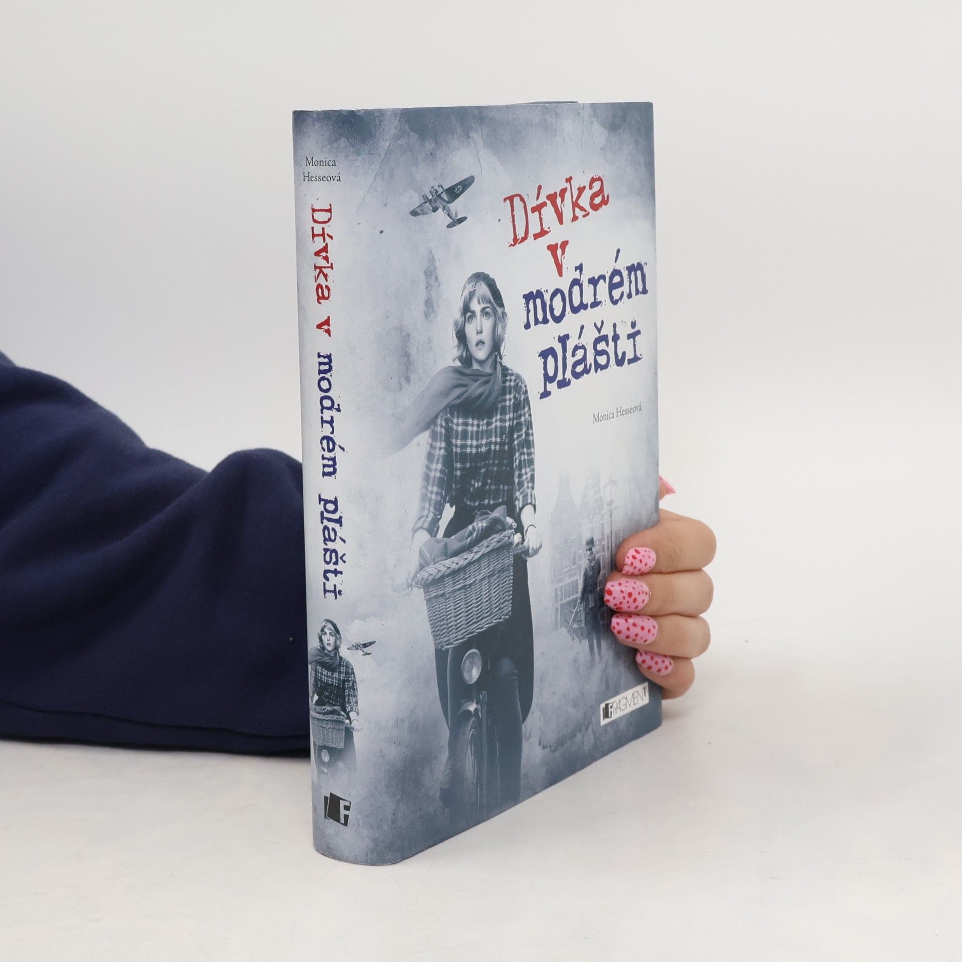 Monica Hesse Dívka v modrém plášti