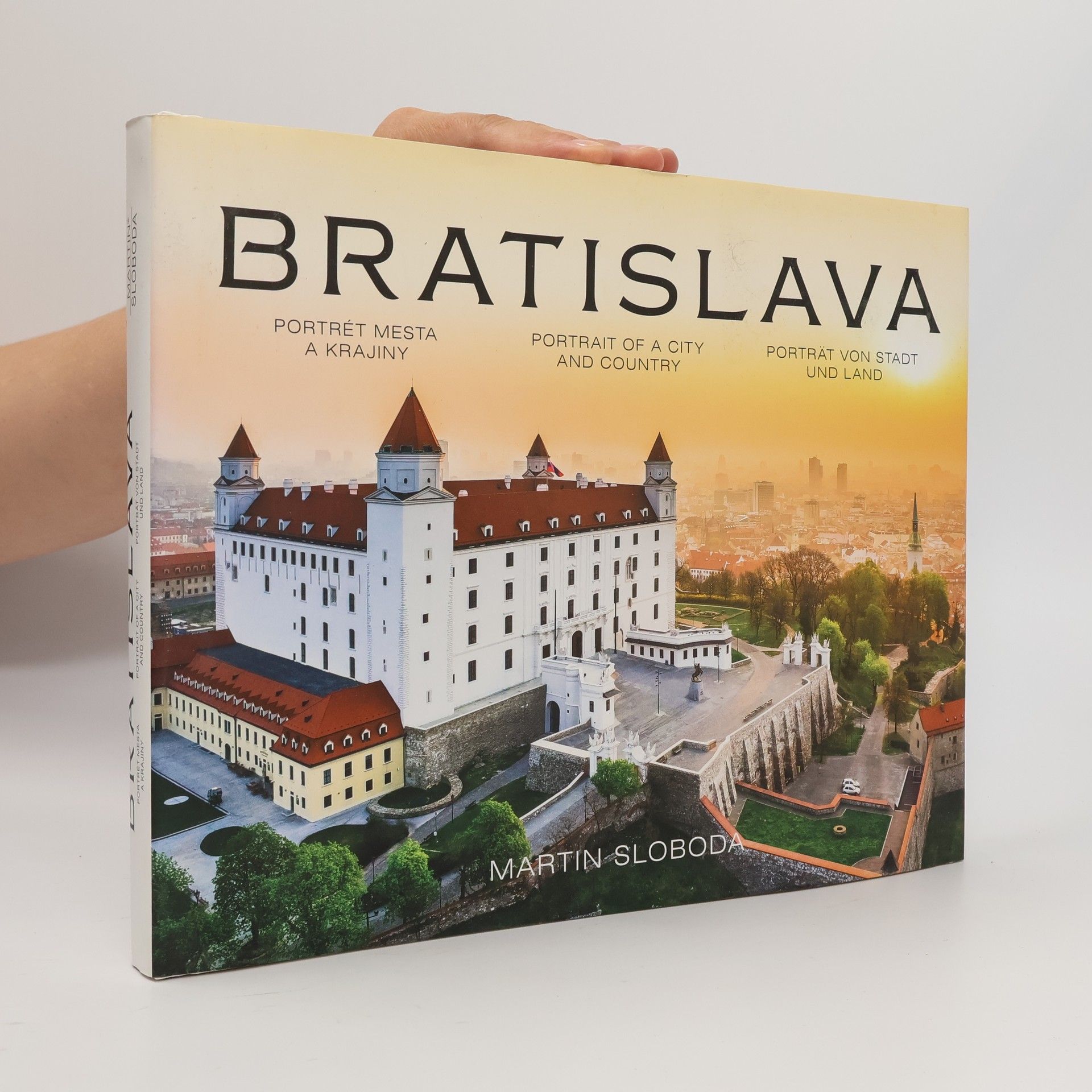 Martin Sloboda Bratislava : portrét mesta a krajiny = Portrait of a city and Country = Porträt von Stadt und Land