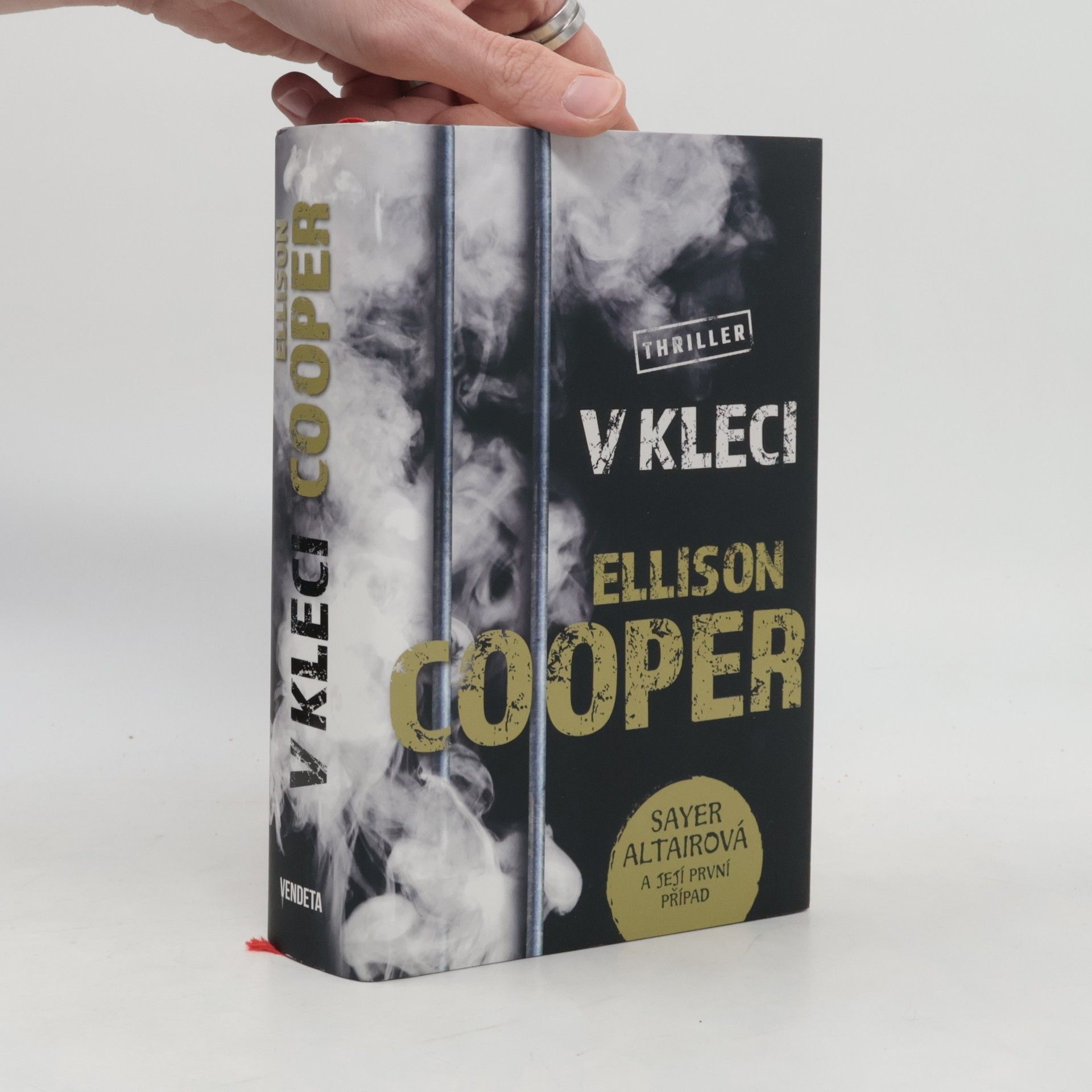 Ellison Cooper V kleci