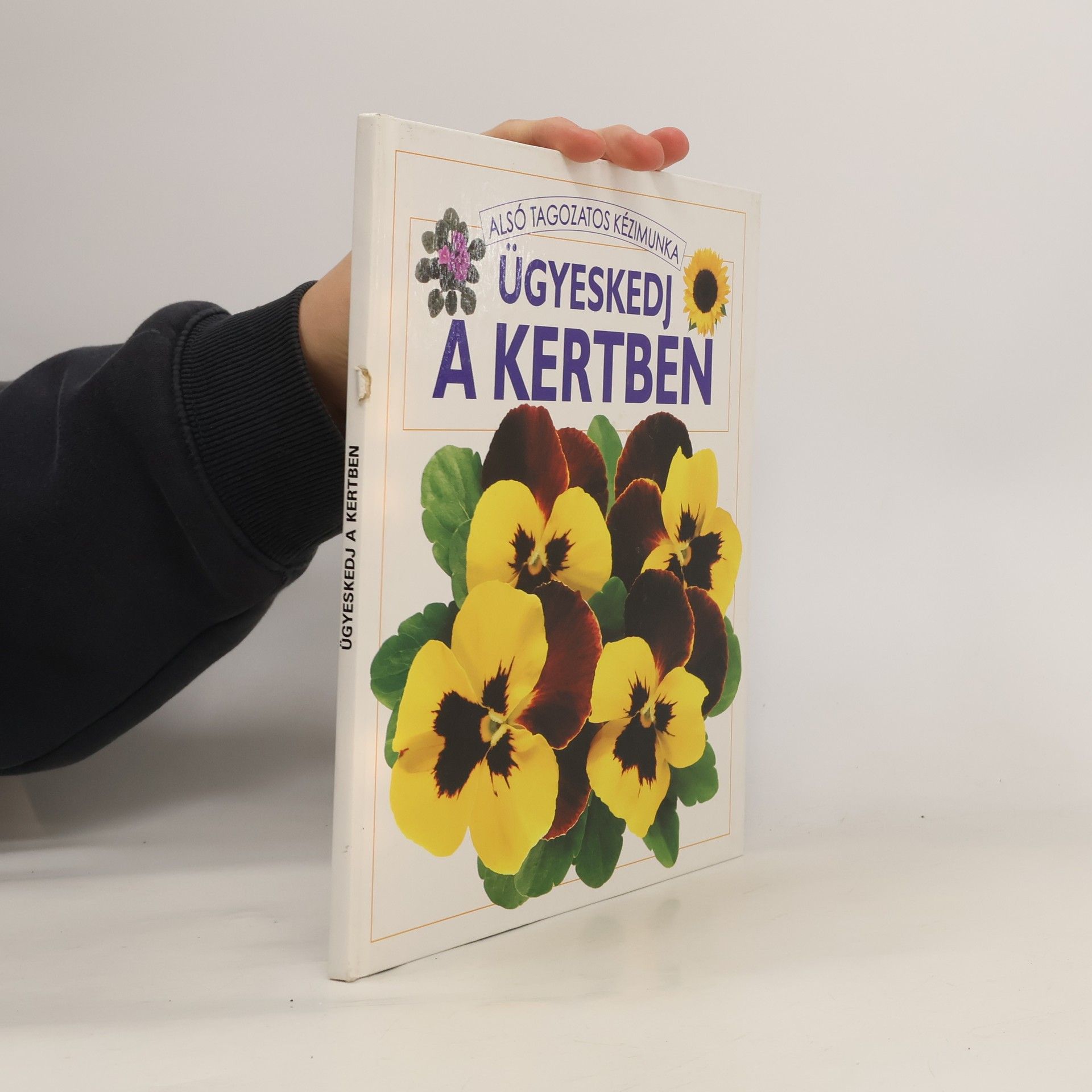 Auteurscollectief Ügyeskedj a kertben