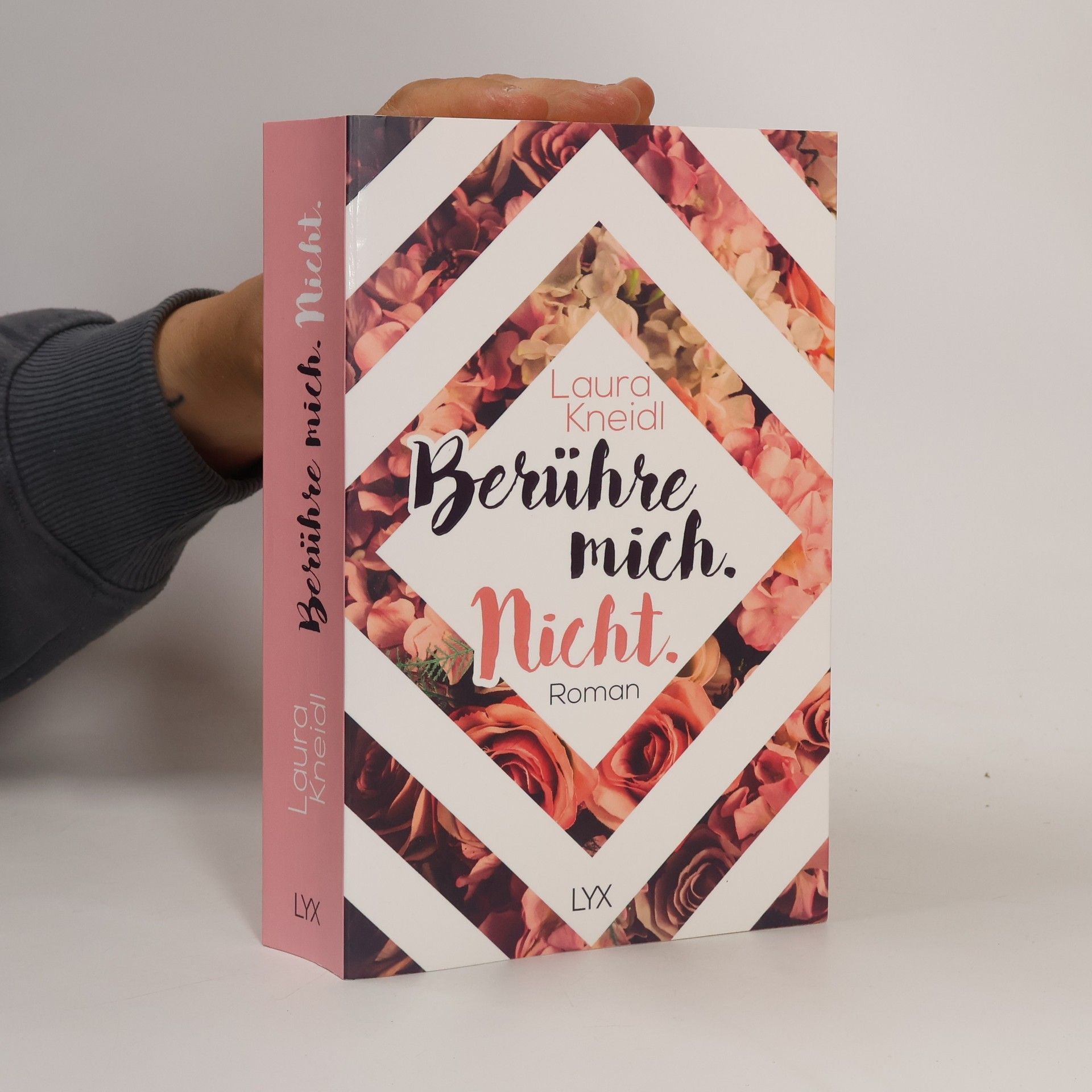 Laura Kneidl Berühre mich. Nicht.