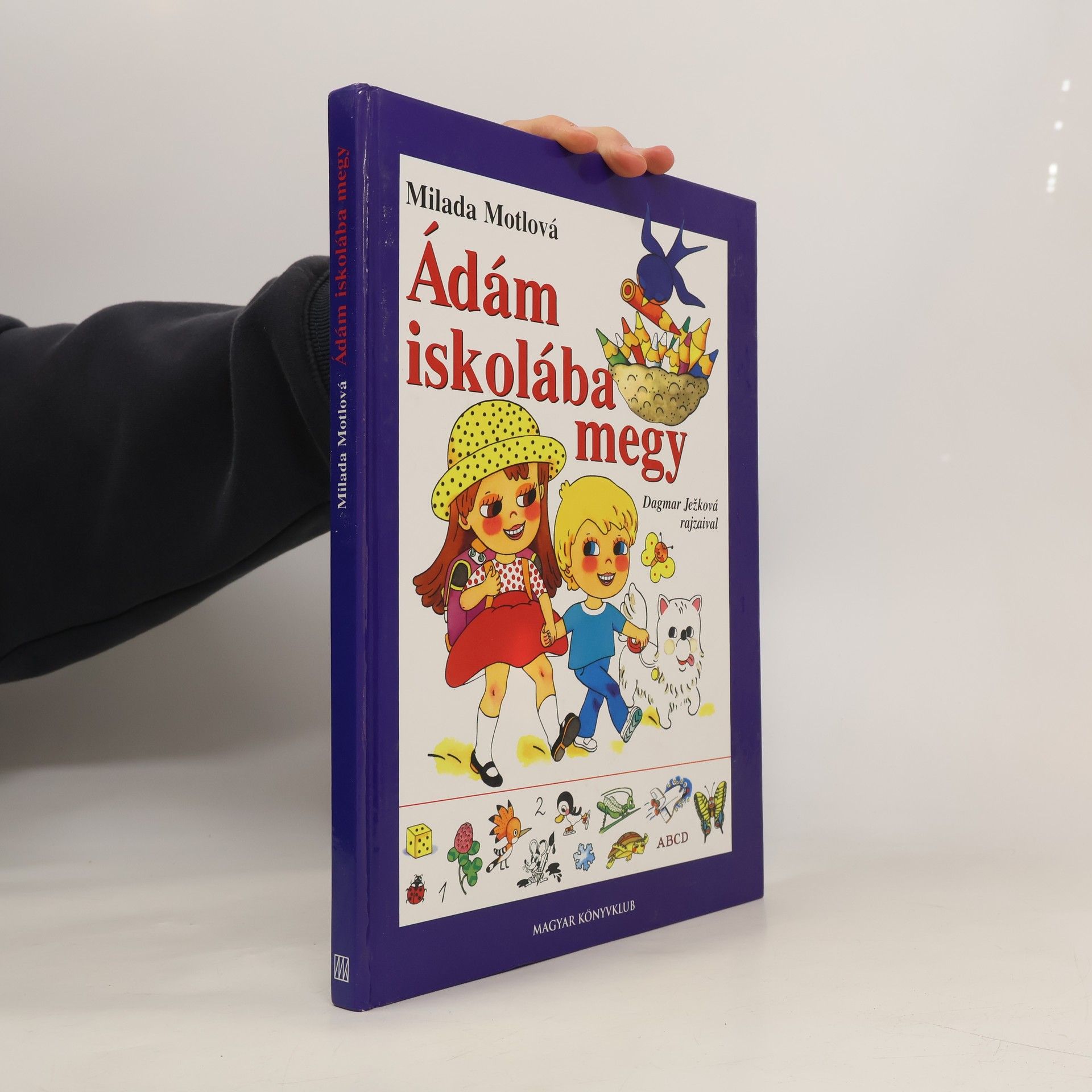 Ádám iskolába megy