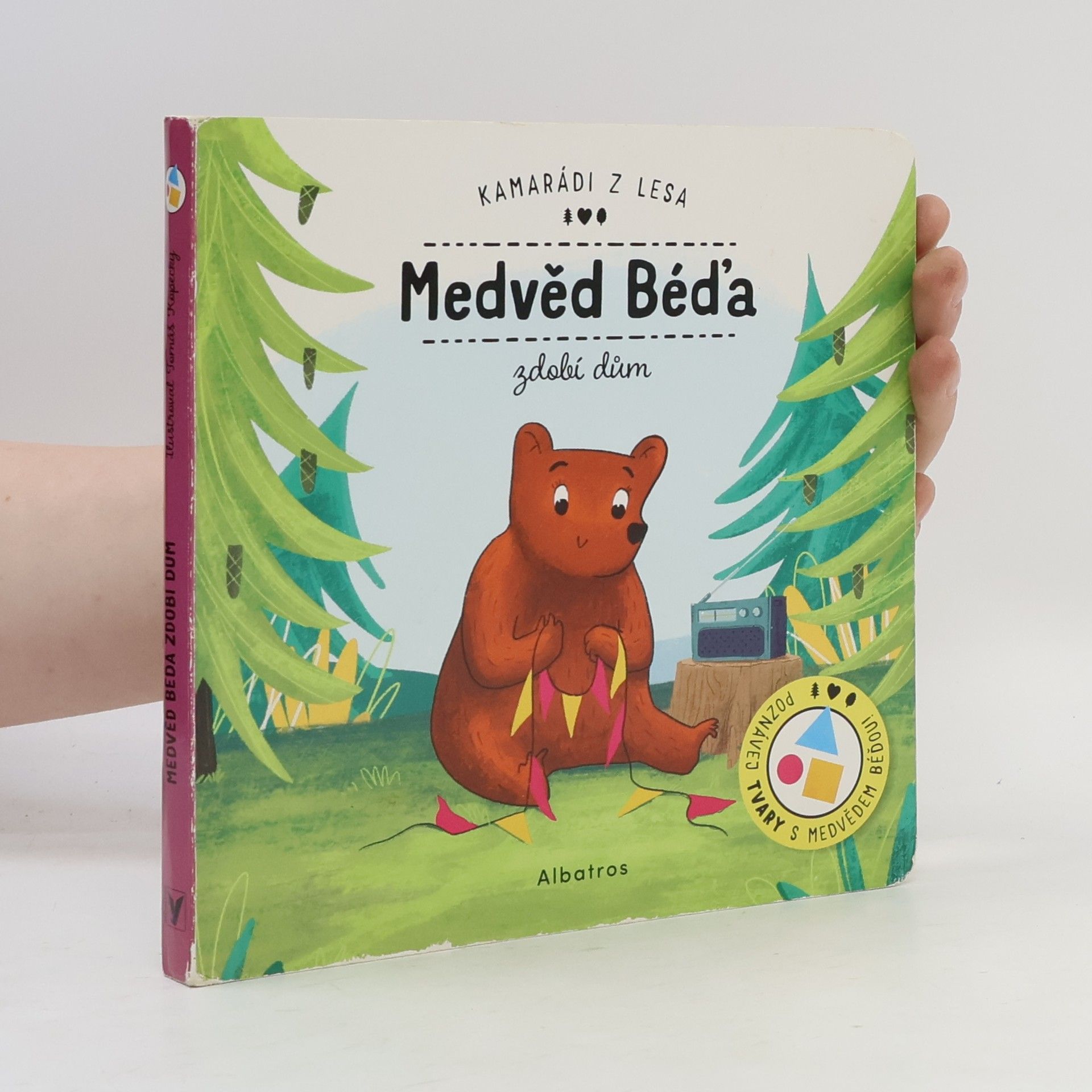 Medvěd Béďa zdobí dům