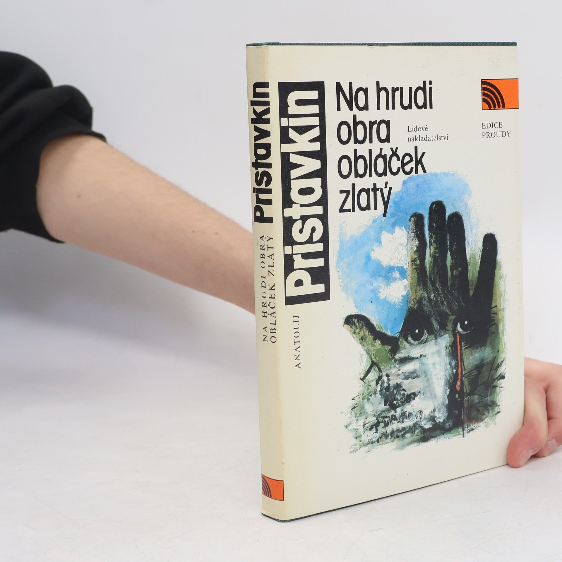 Anatolij I. Pristavkin Na hrudi obra obláček zlatý