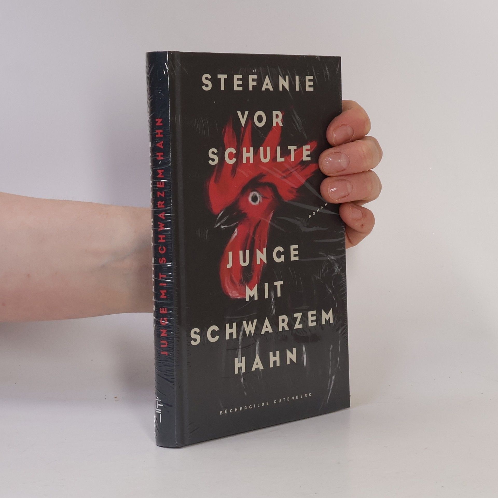 Stefanie vor Schulte Junge mit schwarzem Hahn
