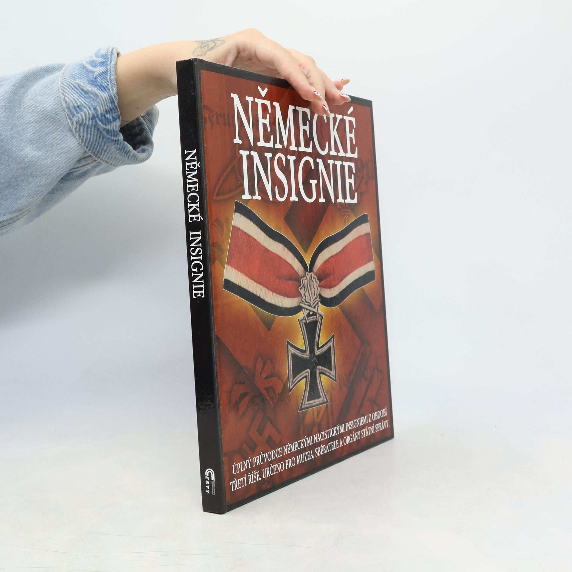 Zbyšek Svoboda Německé insignie : úplný průvodce německými nacistickými insigniemi z období Třetí říše: Určeno pro muzea, sběratele a orgány státní správy