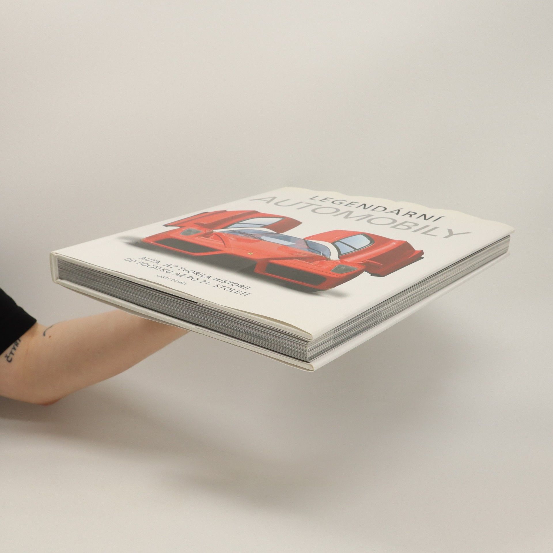 Larry Edsall Legendární automobily. Auta, jež tvořila historii od počátku až po 21. století
