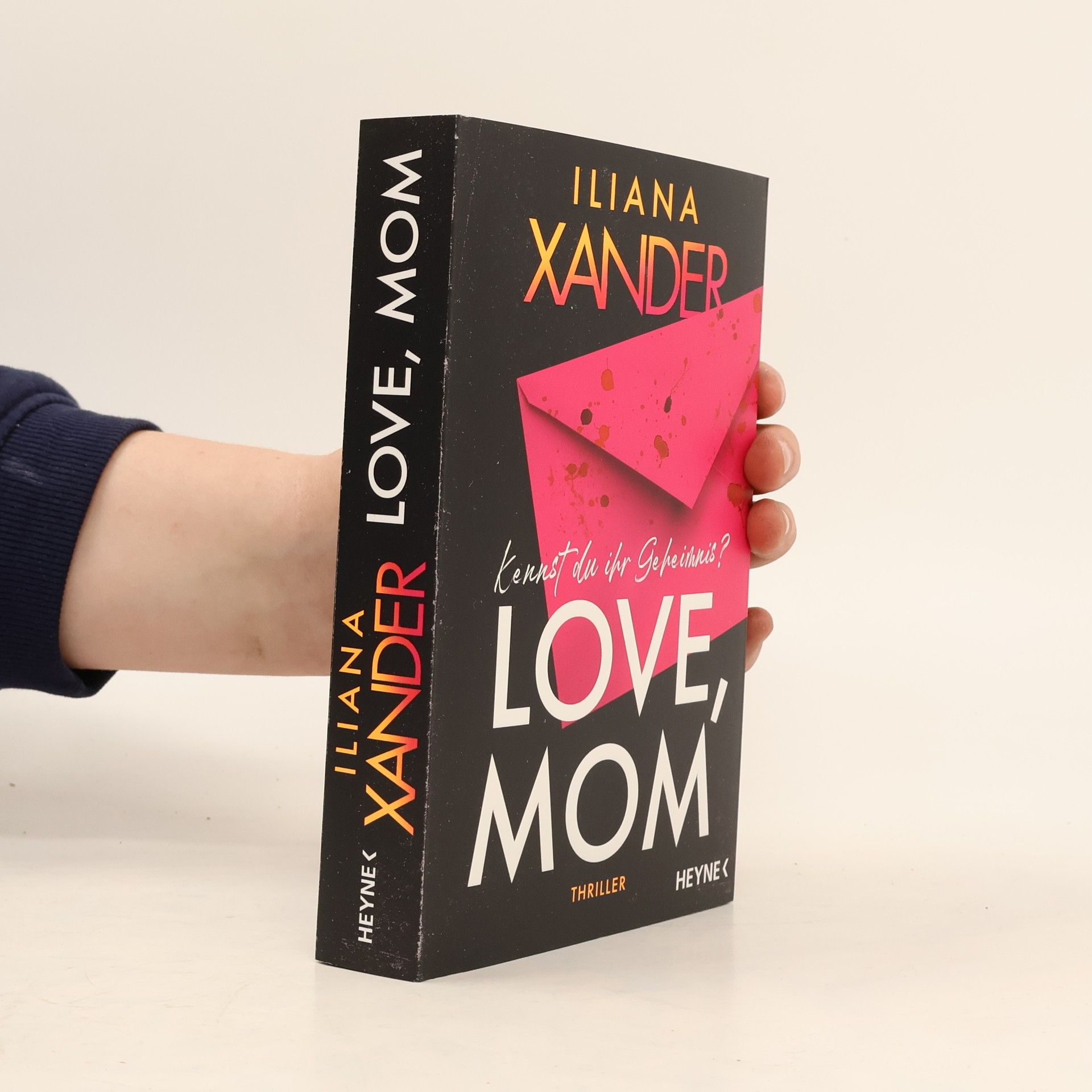 Iliana Xander Love, Mom