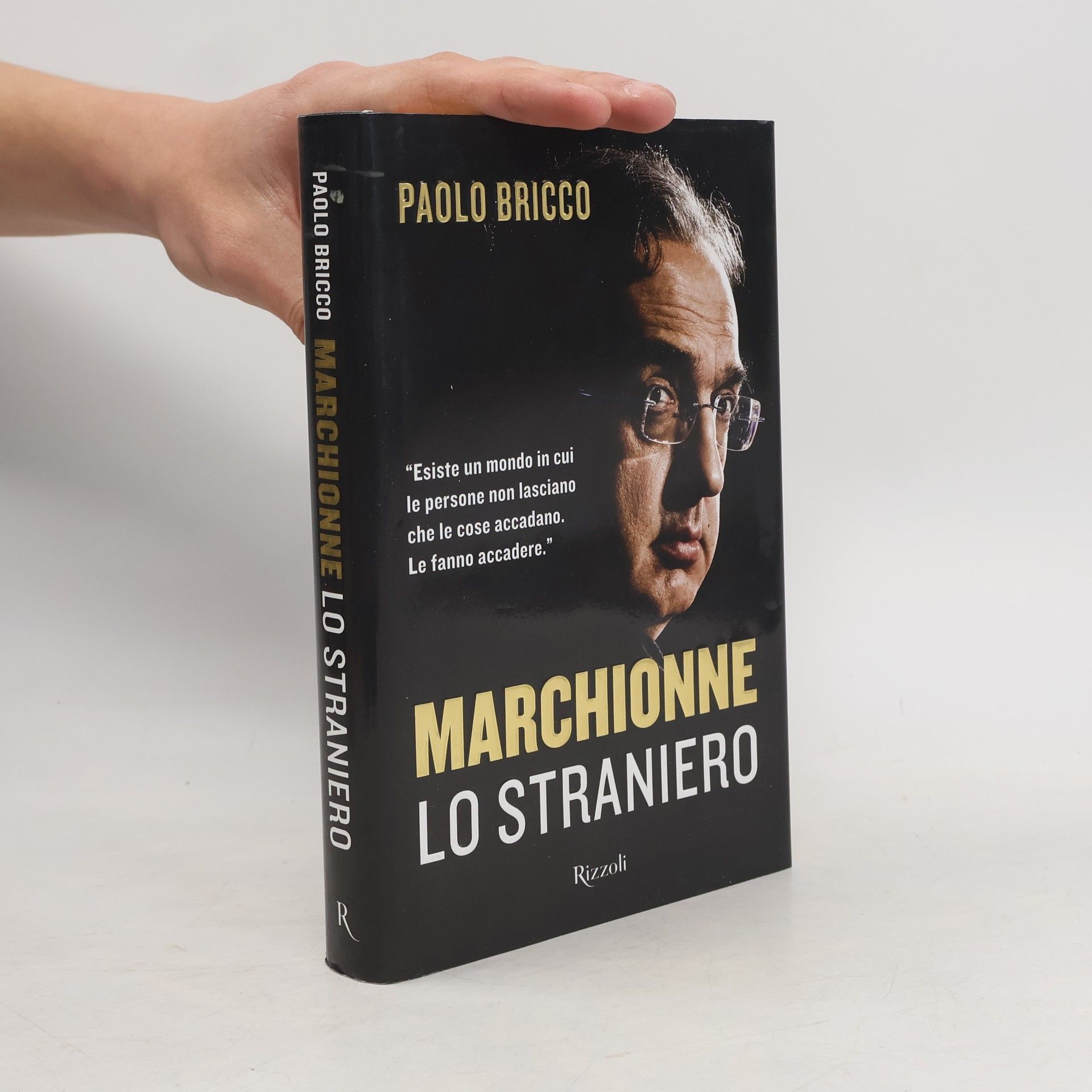 Paolo Bricco Marchionne lo straniero. L'uomo che ha cambiato per sempre l'industria mondiale dell'auto