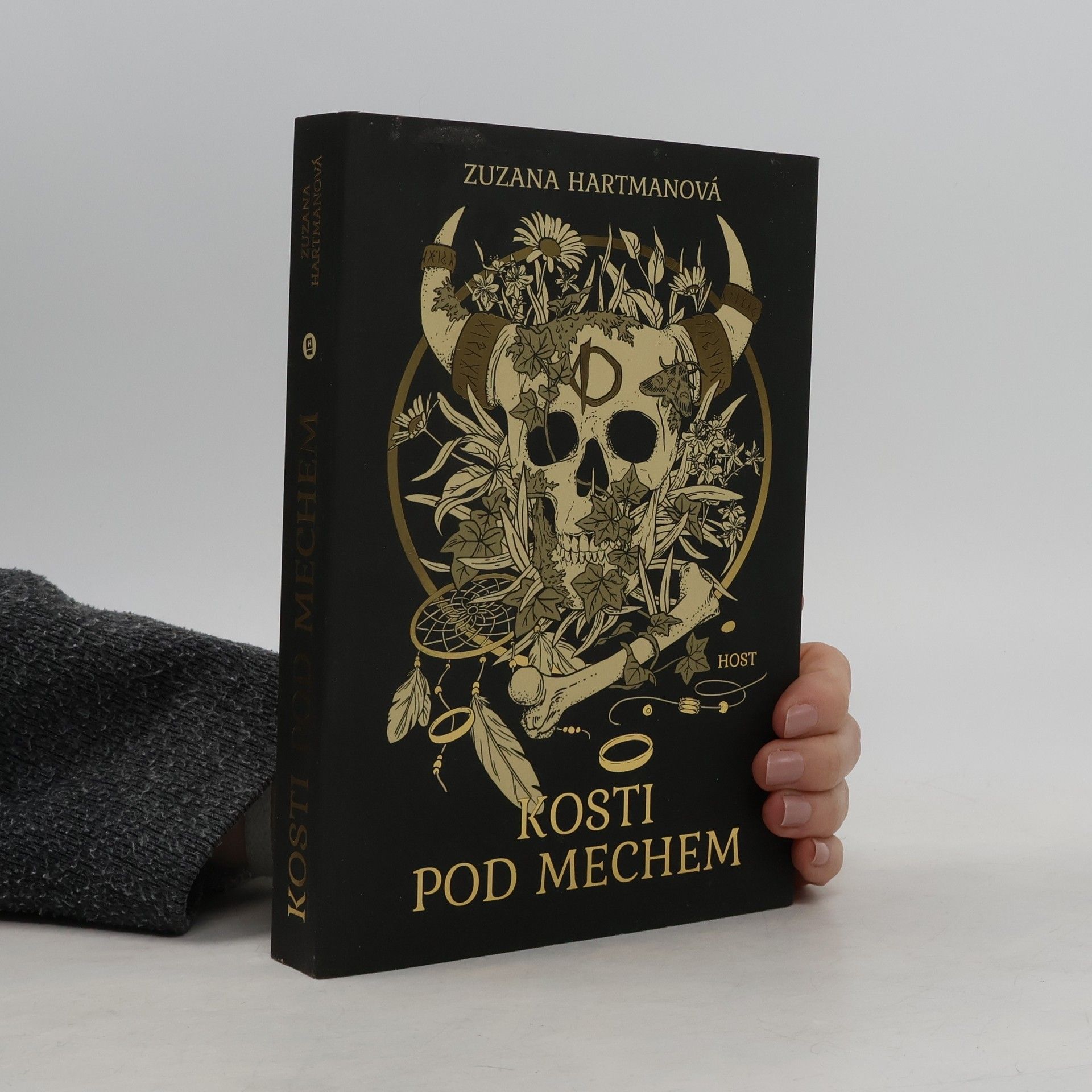 Zuzana Hartmanová Kosti pod mechem