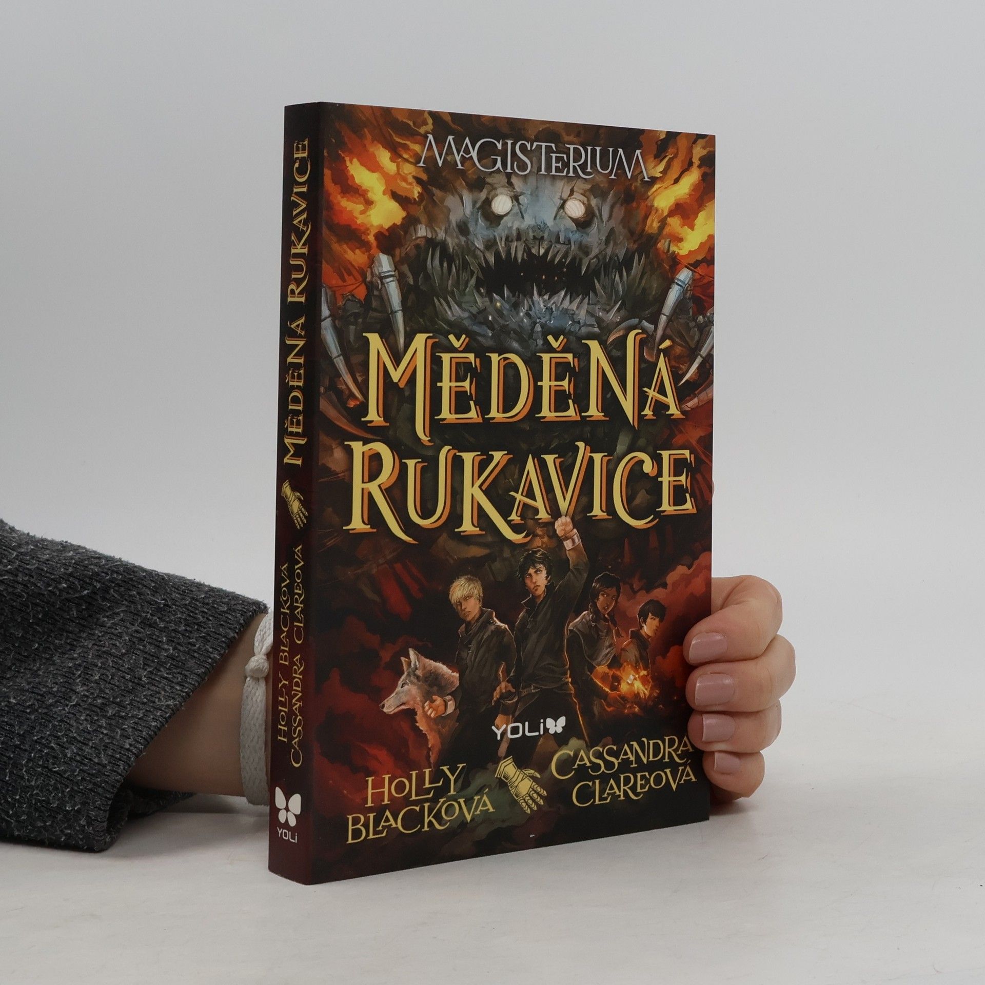 Holly Black Magisterium. Měděná rukavice.