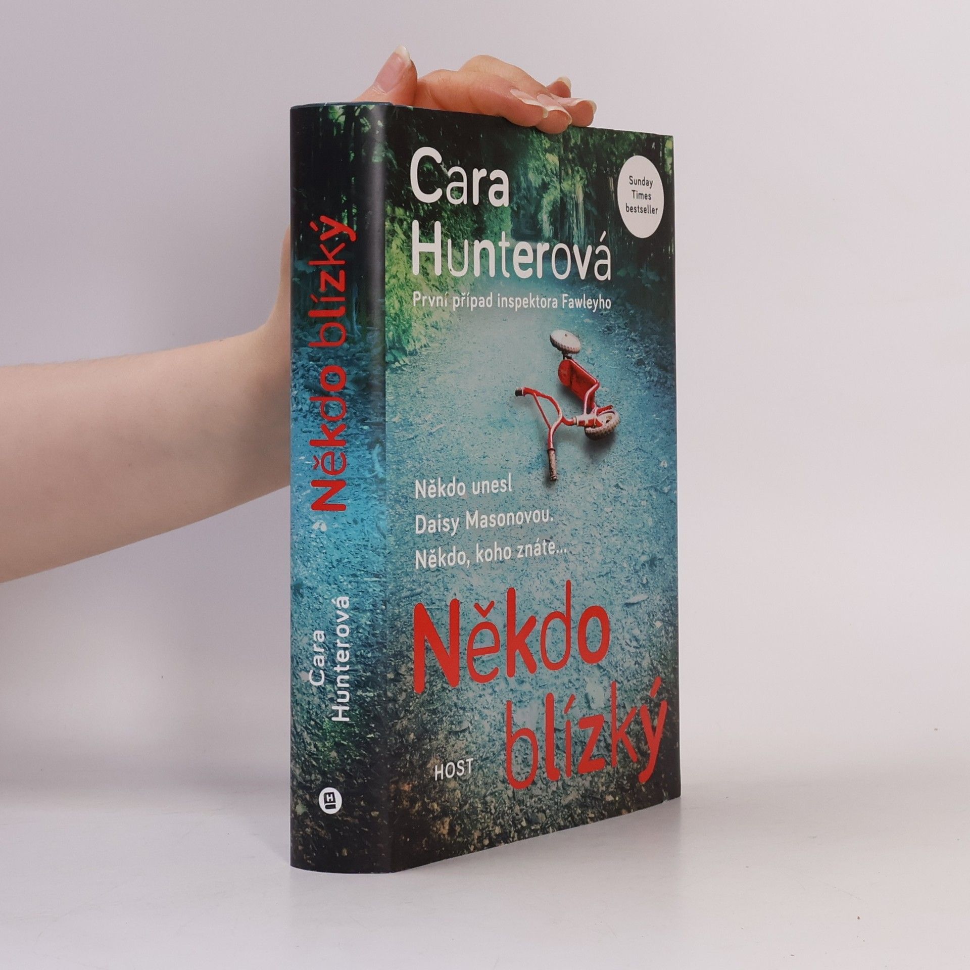 Cara Hunter Někdo blízký. První případ inspektora Fawleyho