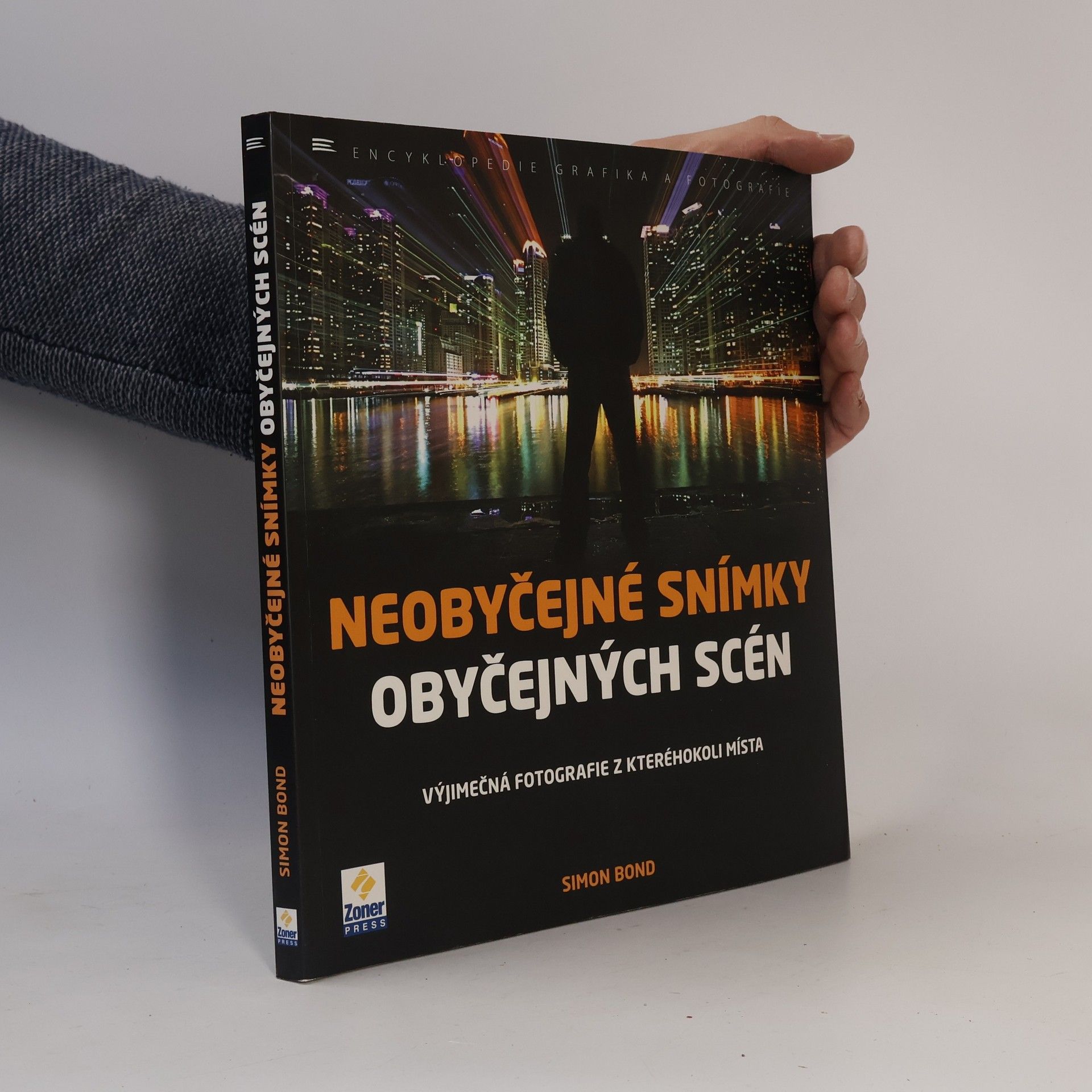 Simon Bond Neobyčejné snímky obyčejných scén