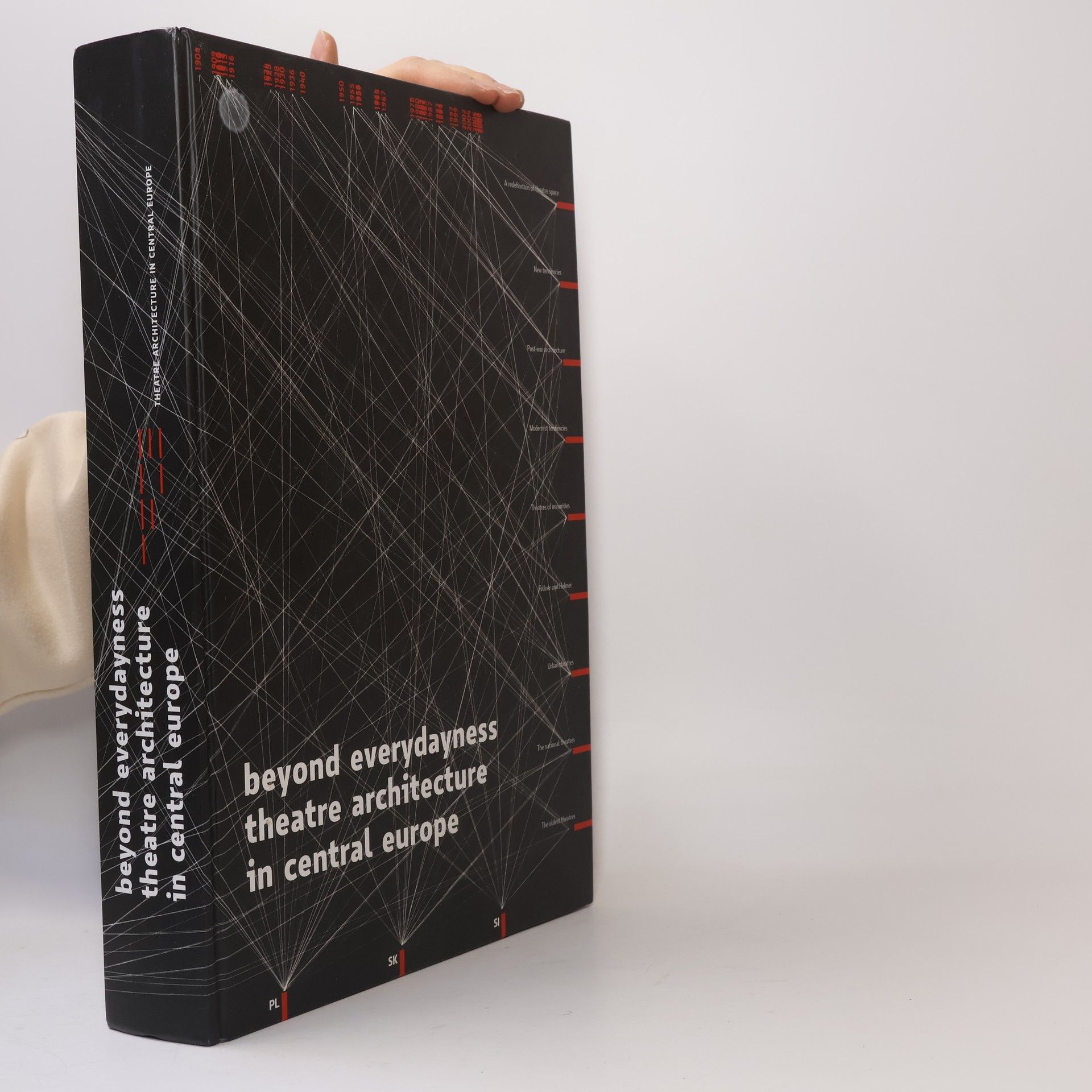 Autores varios Beyond Everydayness Theatre Architecture in Central Europe