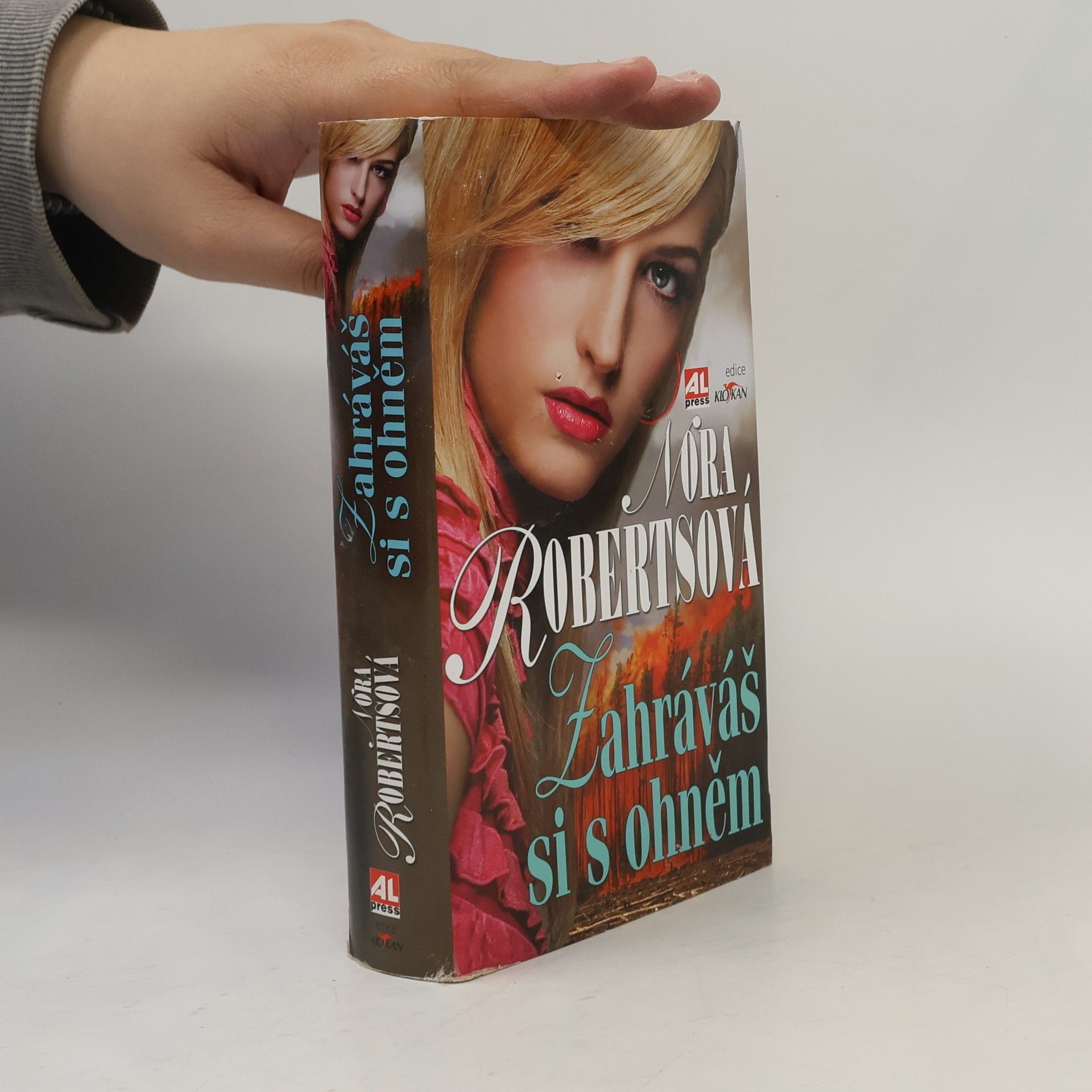 Nora Roberts Zahráváš si s ohněm