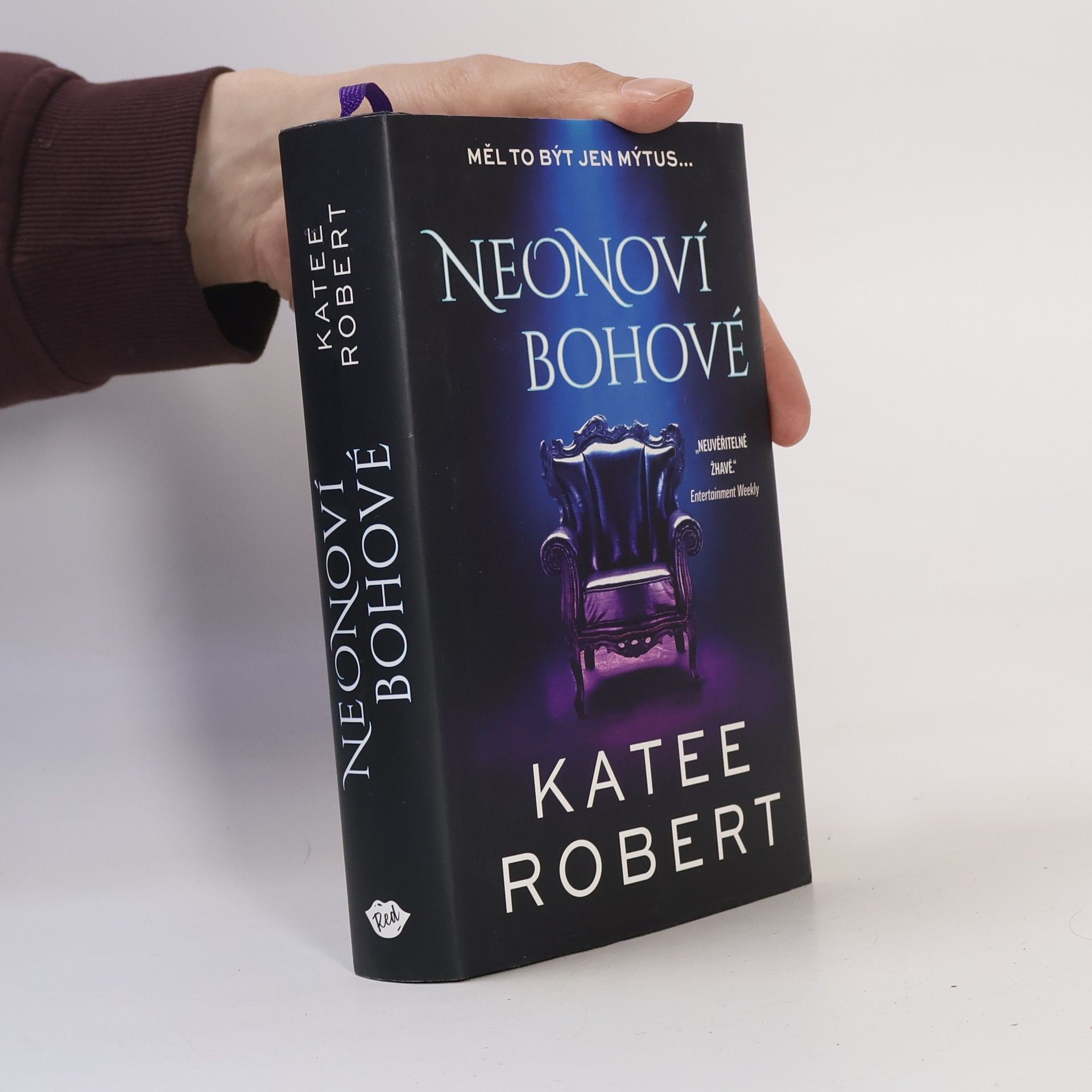 Katee Robert Neonoví bohové