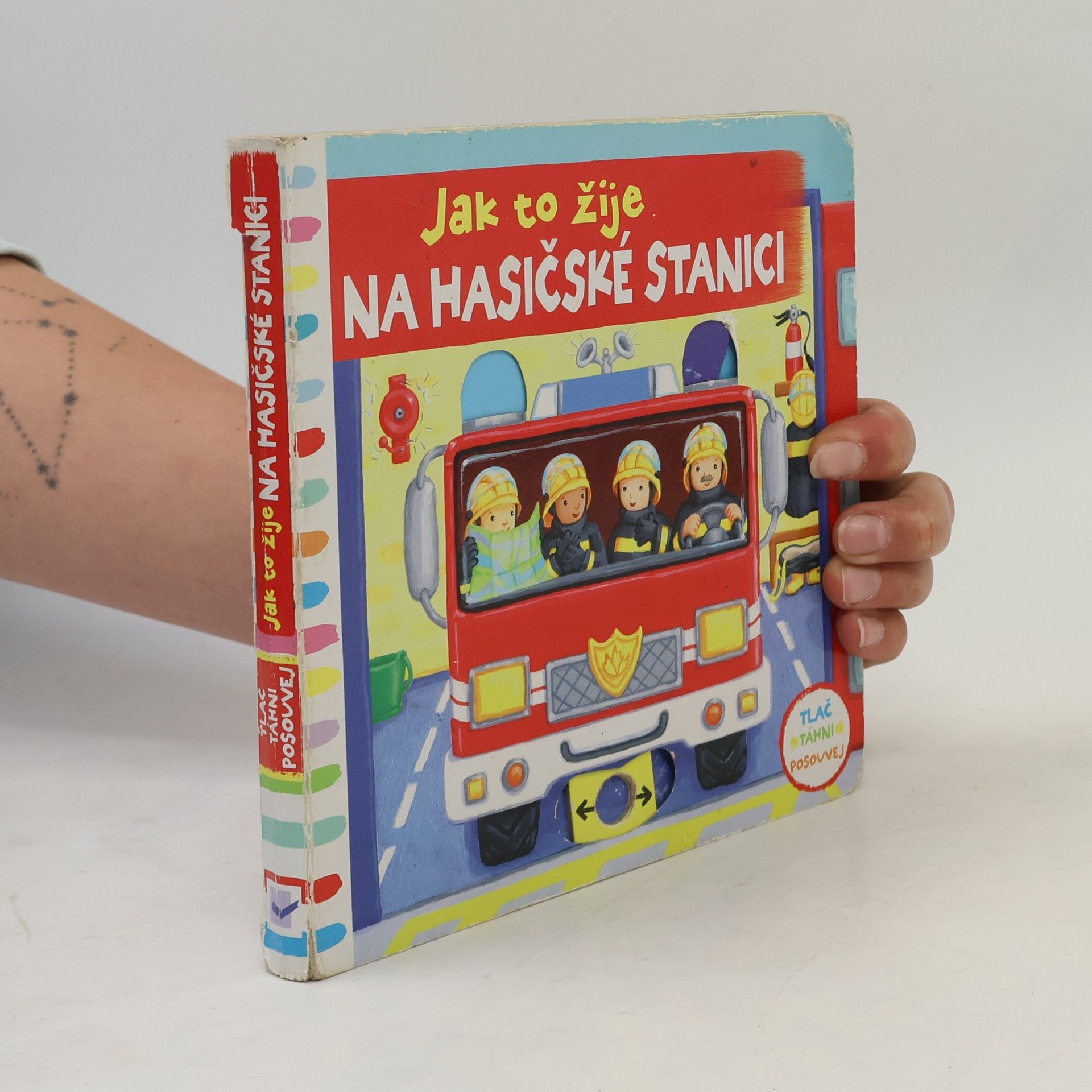 Various authors Jak to žije na hasičské stanici