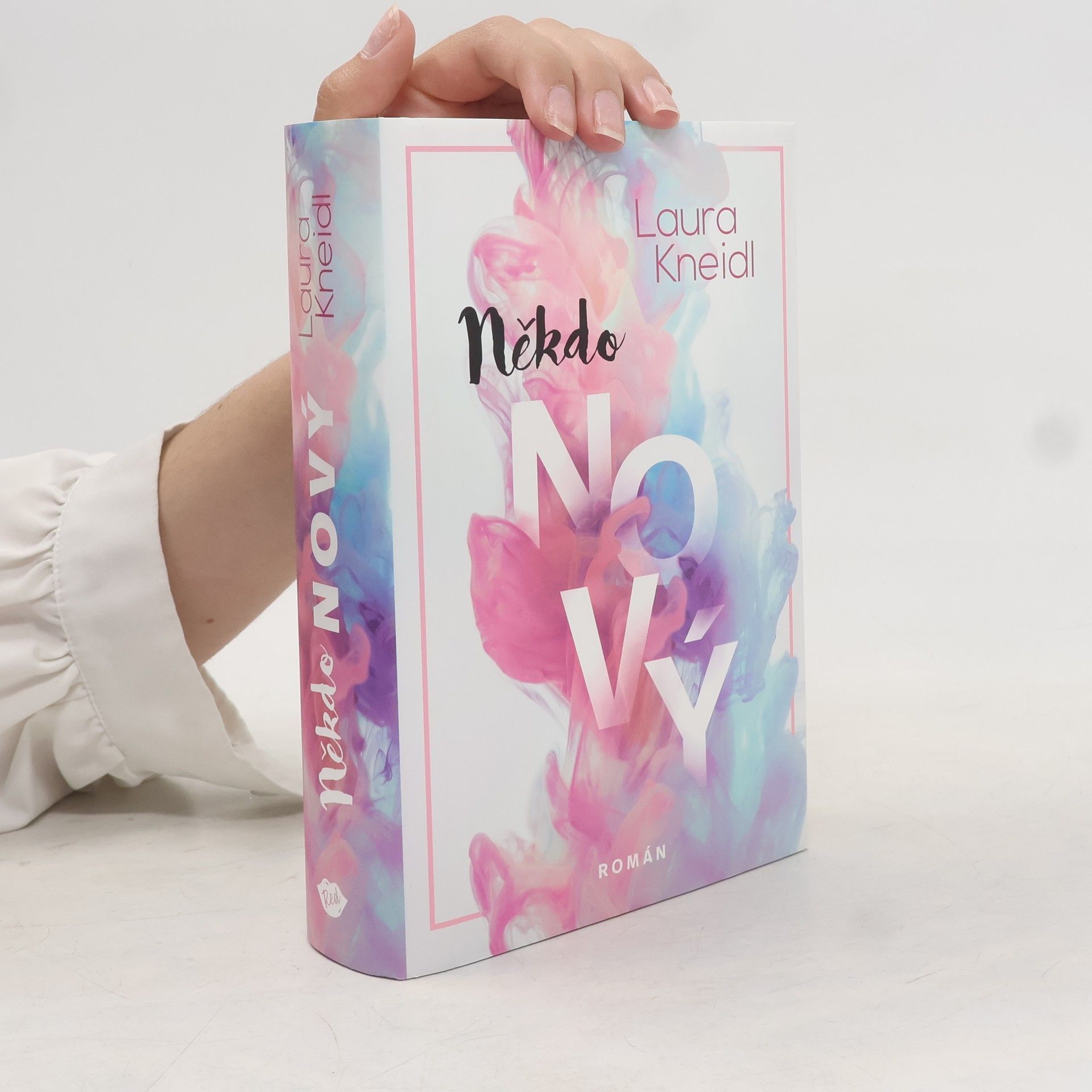 Laura Kneidl Někdo nový