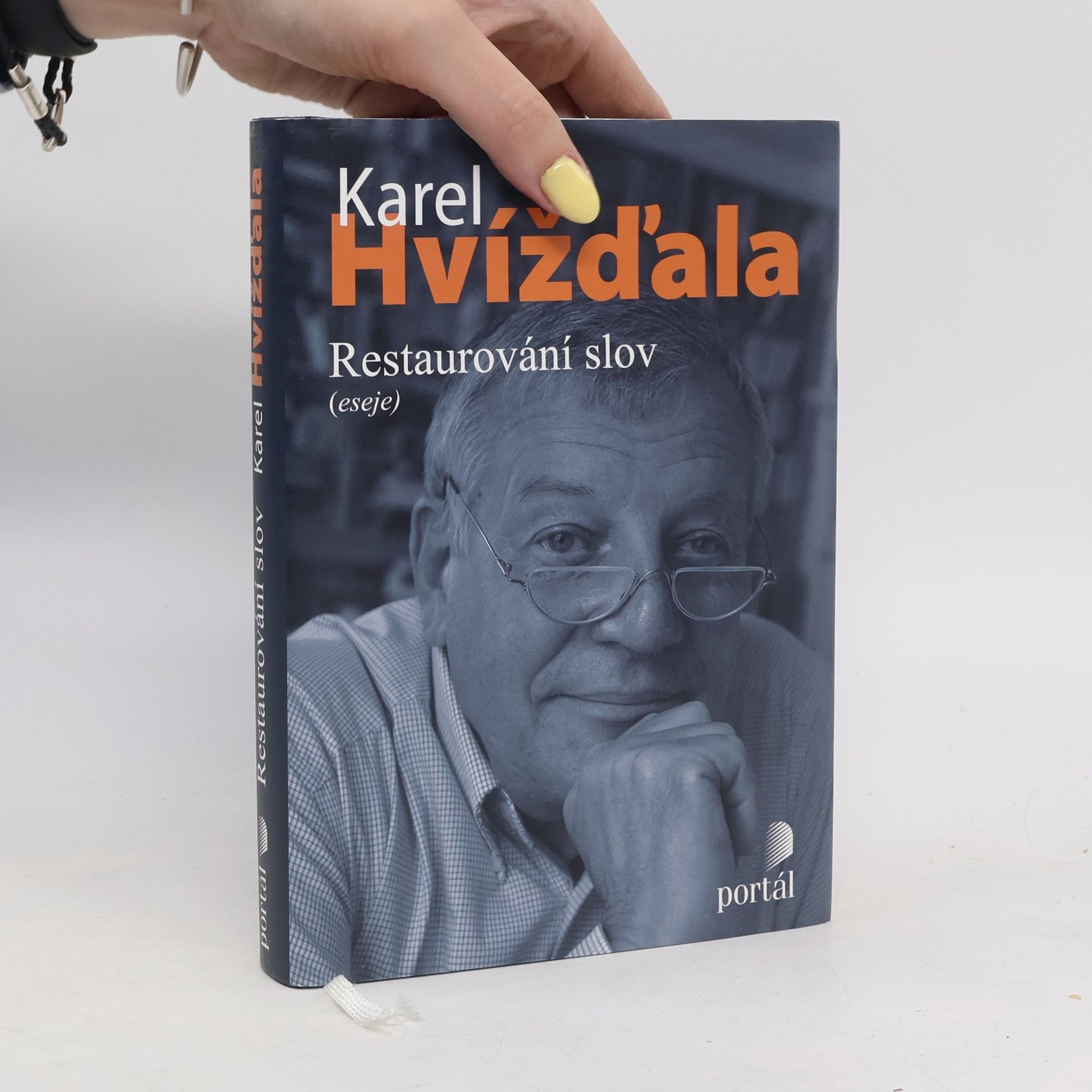 Karel Hvížďala Restaurování slov. Eseje a texty o médiích 2005-2008