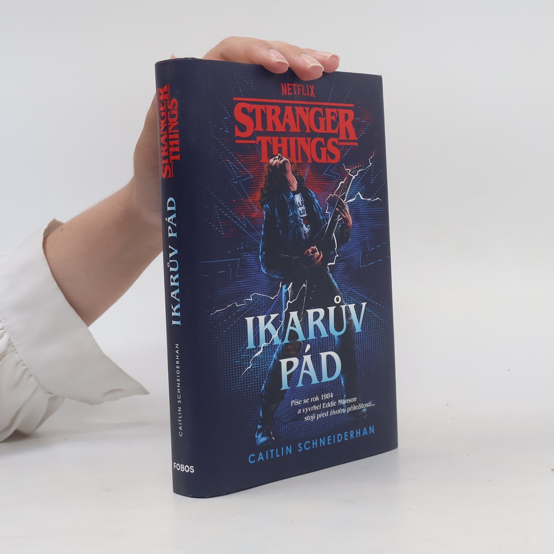 Caitlin Schneiderhan Stranger Things. Ikarův pád