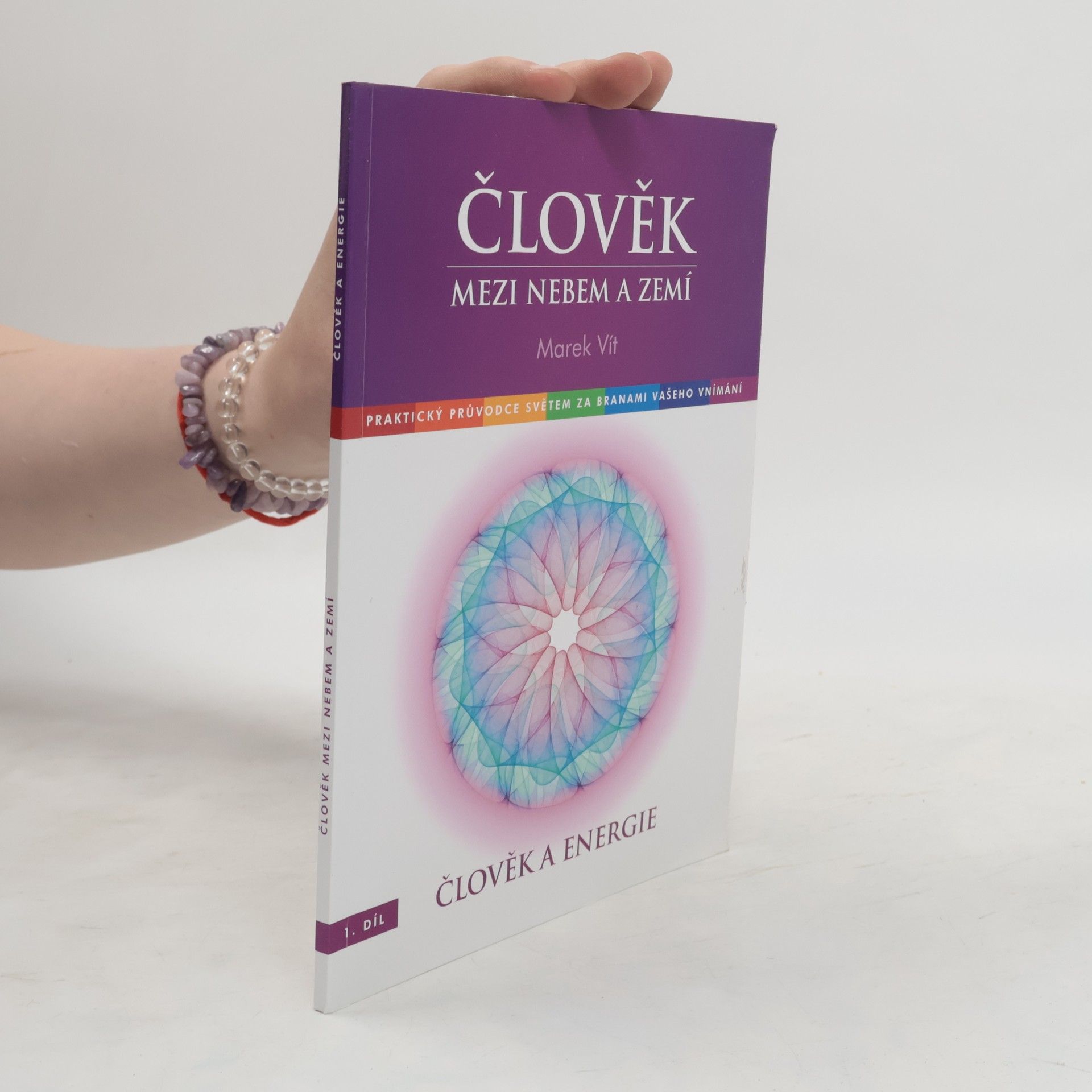 Marek Vít Člověk mezi nebem a zemí: praktický průvodce světem za branami vašeho vnímání. 1. díl, Člověk a energie