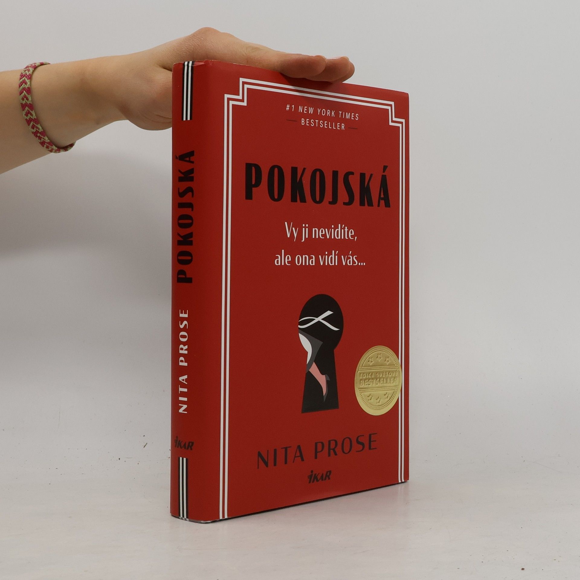 Nita Prose Pokojská: vy ji nevidíte, ale ona vidí vás...