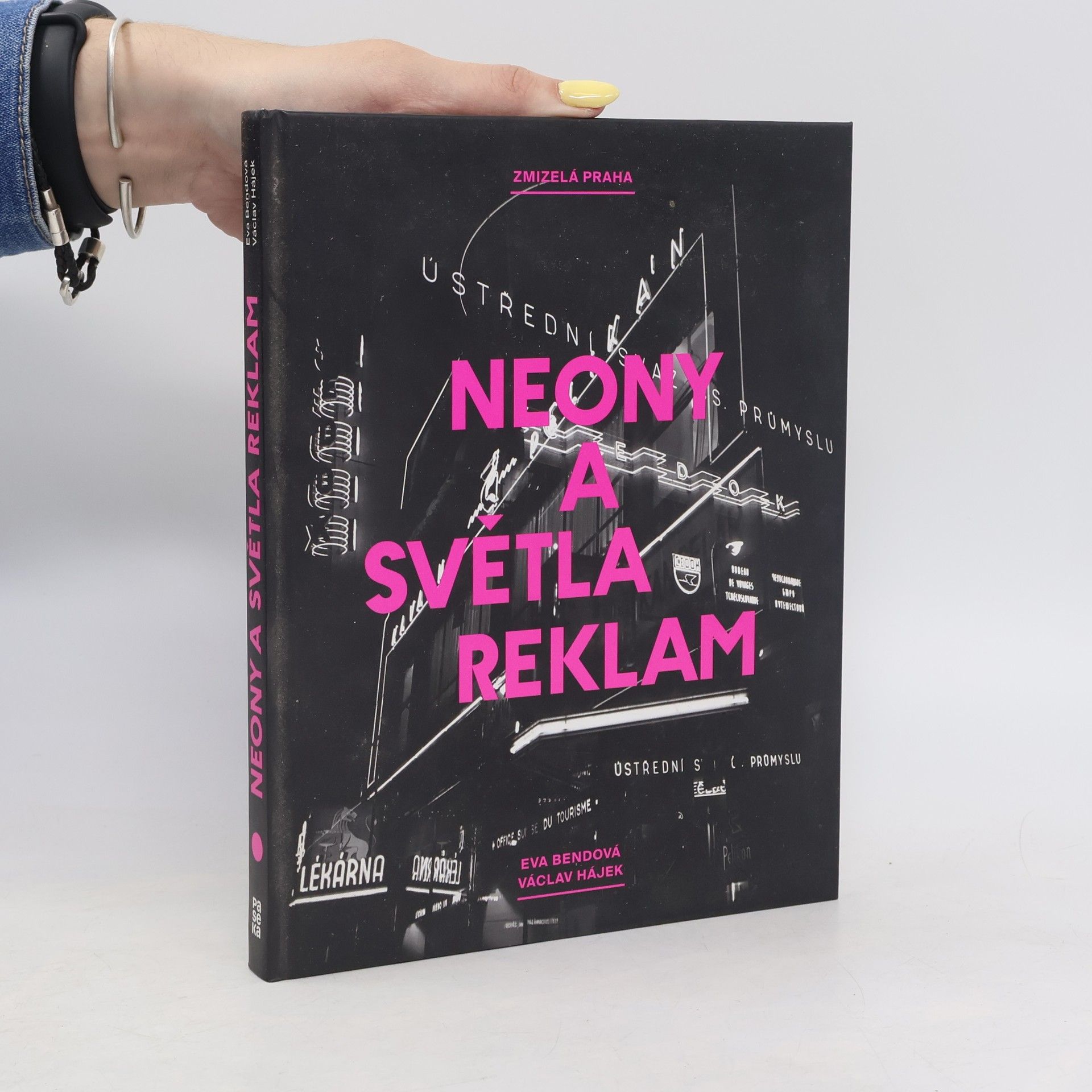 Eva Bendová Neony a světla reklam
