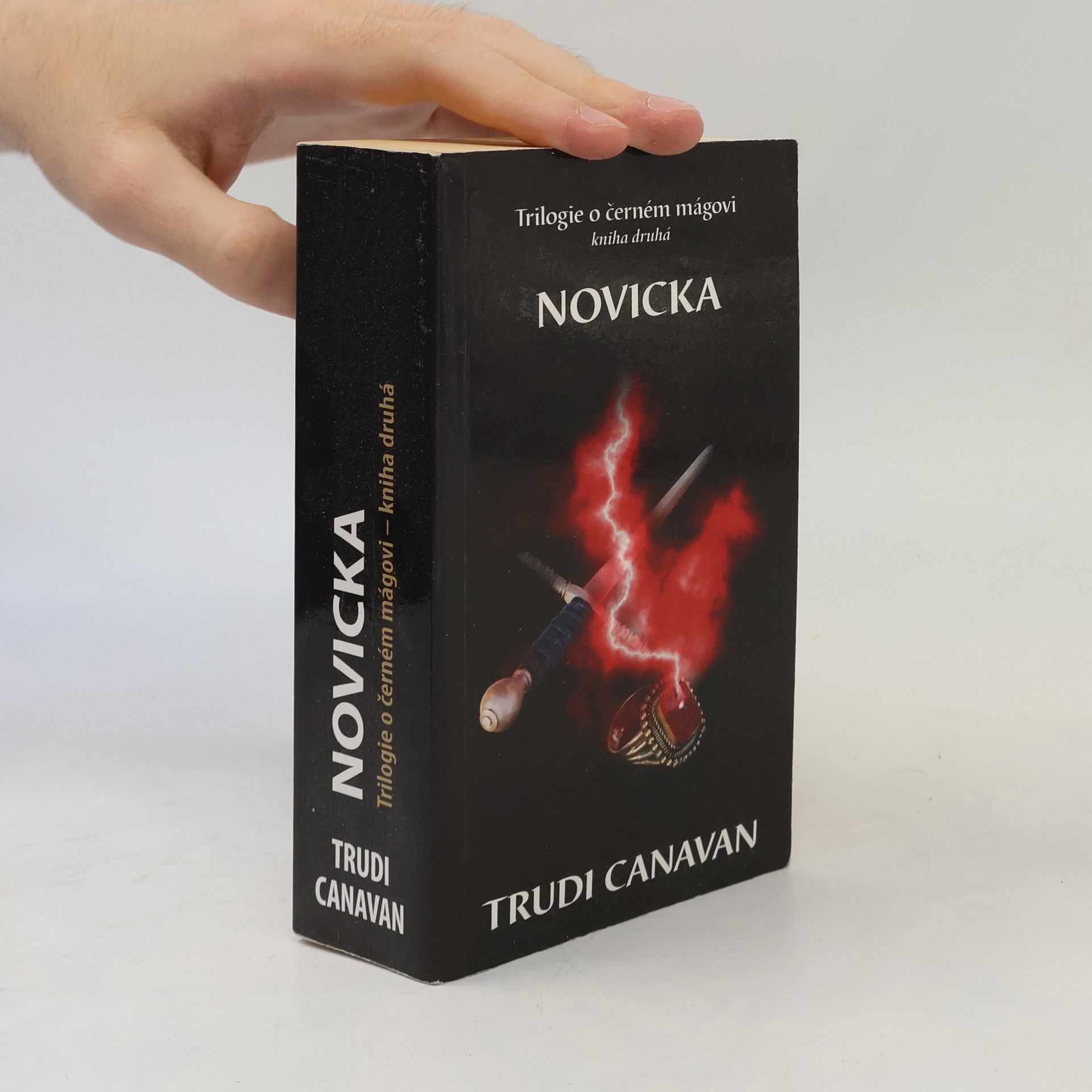 Trudi Canavan Novicka