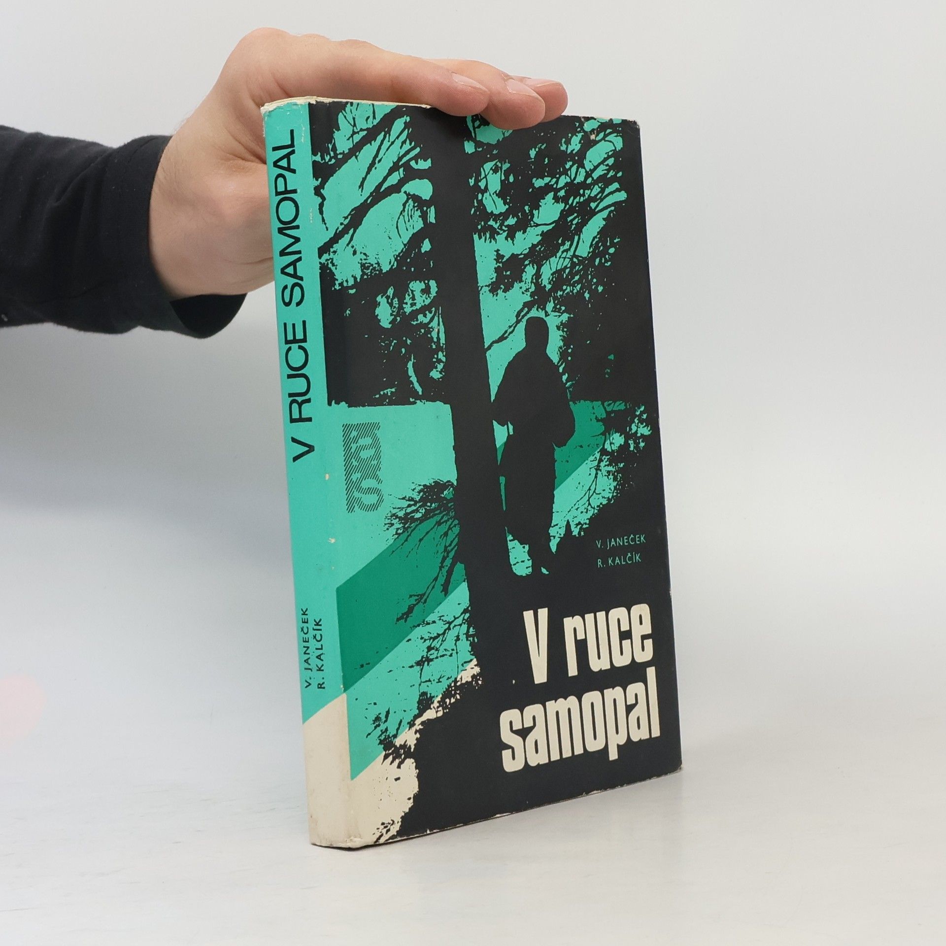 V ruce samopal