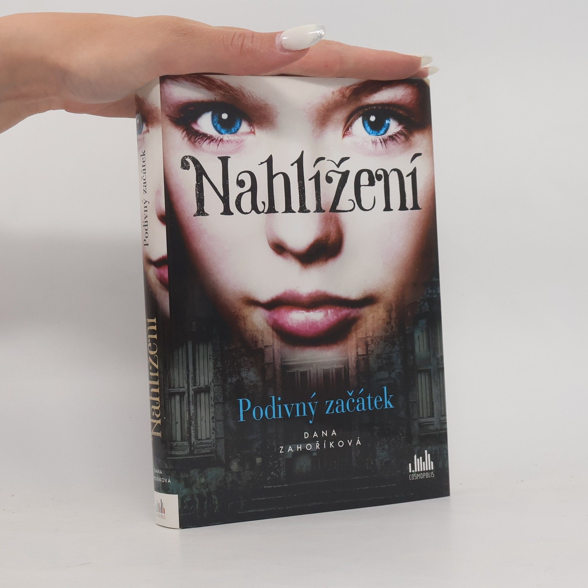 Dana Zahoříková Nahlížení. Podivný začátek