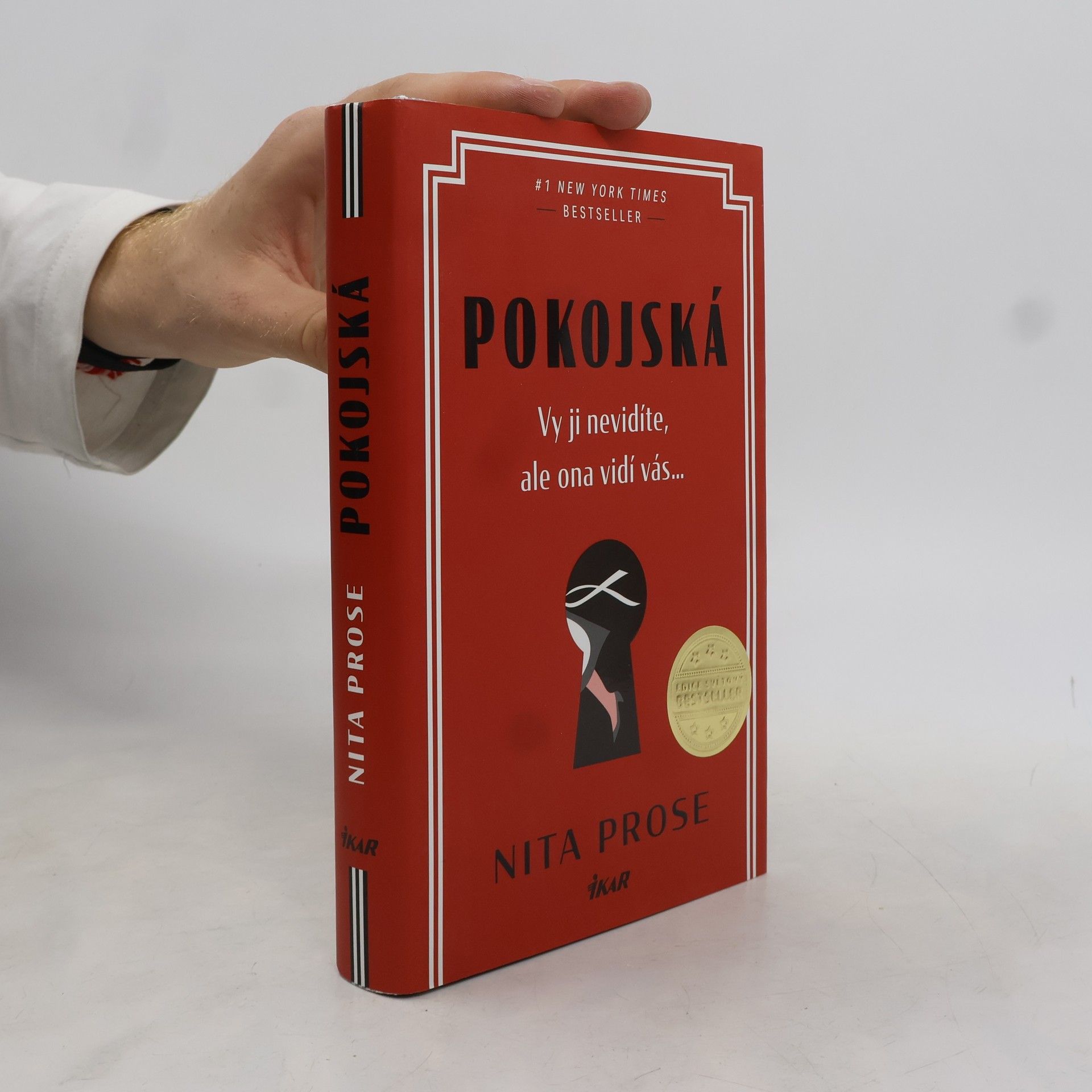 Nita Prose Pokojská: vy ji nevidíte, ale ona vidí vás...