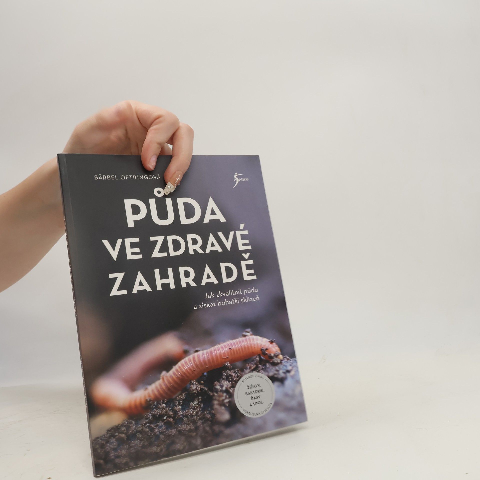 Linda Blättler Půda ve zdravé zahradě : jak zkvalitnit půdu a získat bohatší sklizeň