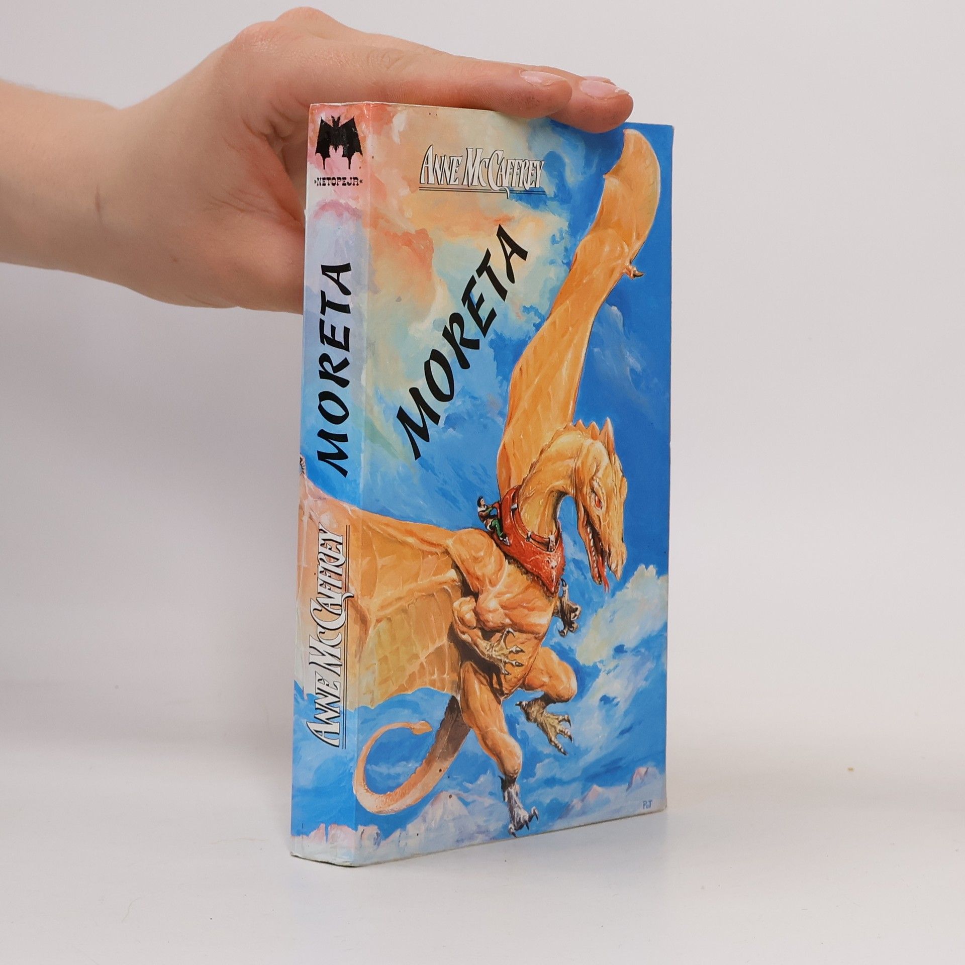 Anne McCaffrey Moreta : paní pernských draků