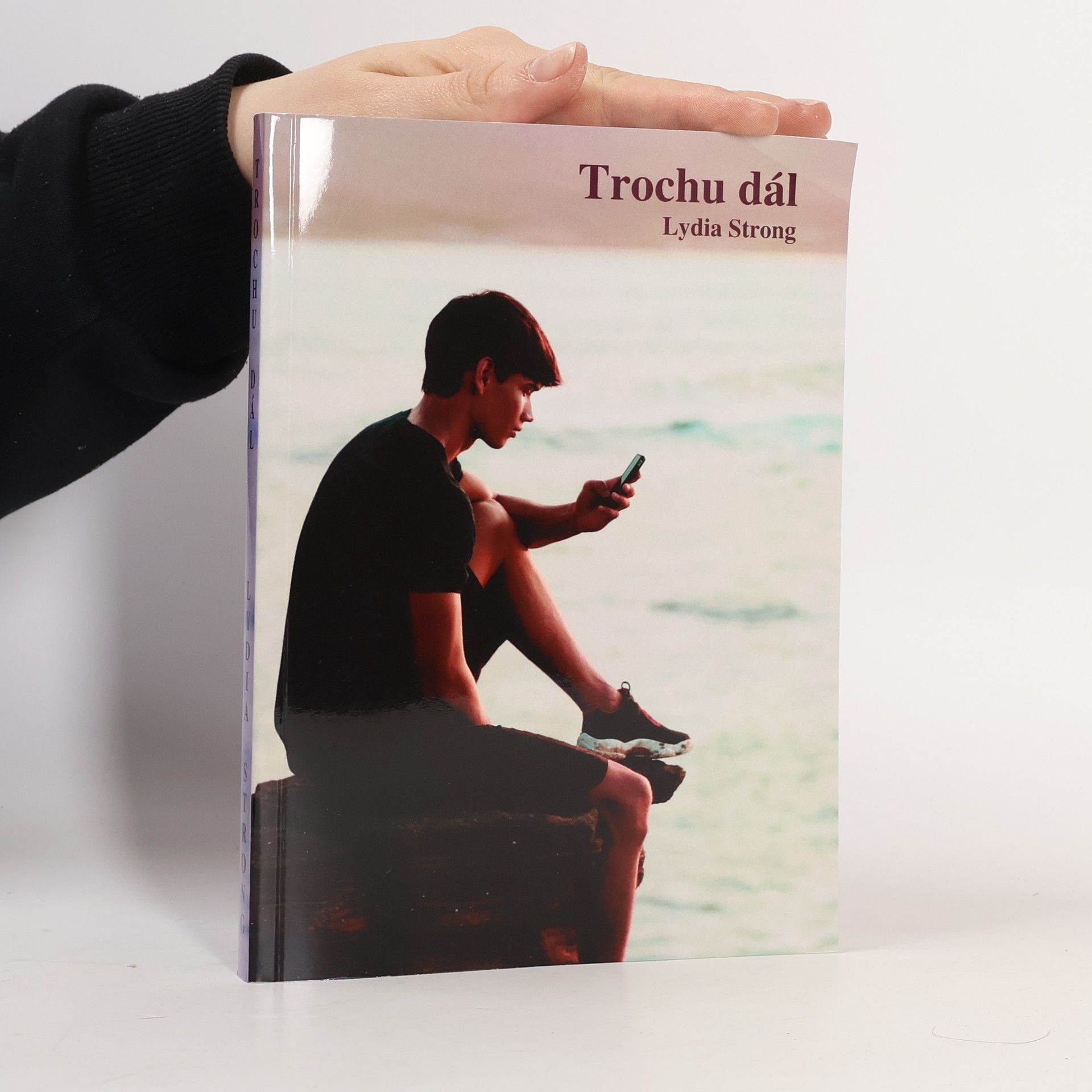 Lydia Strong Trochu dál