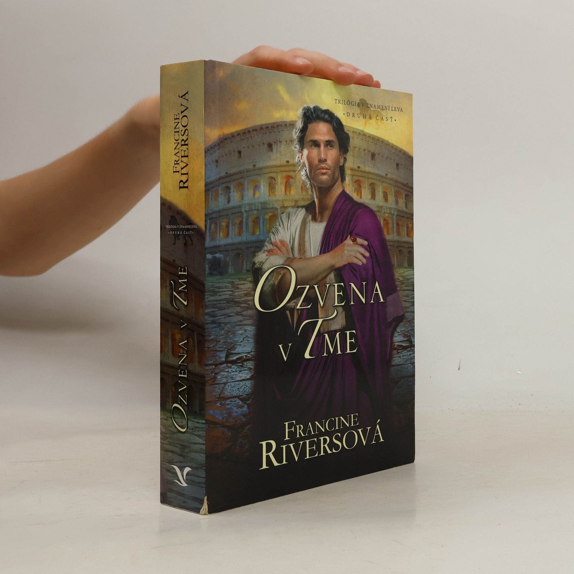 Francine Rivers Ozvena v Tme