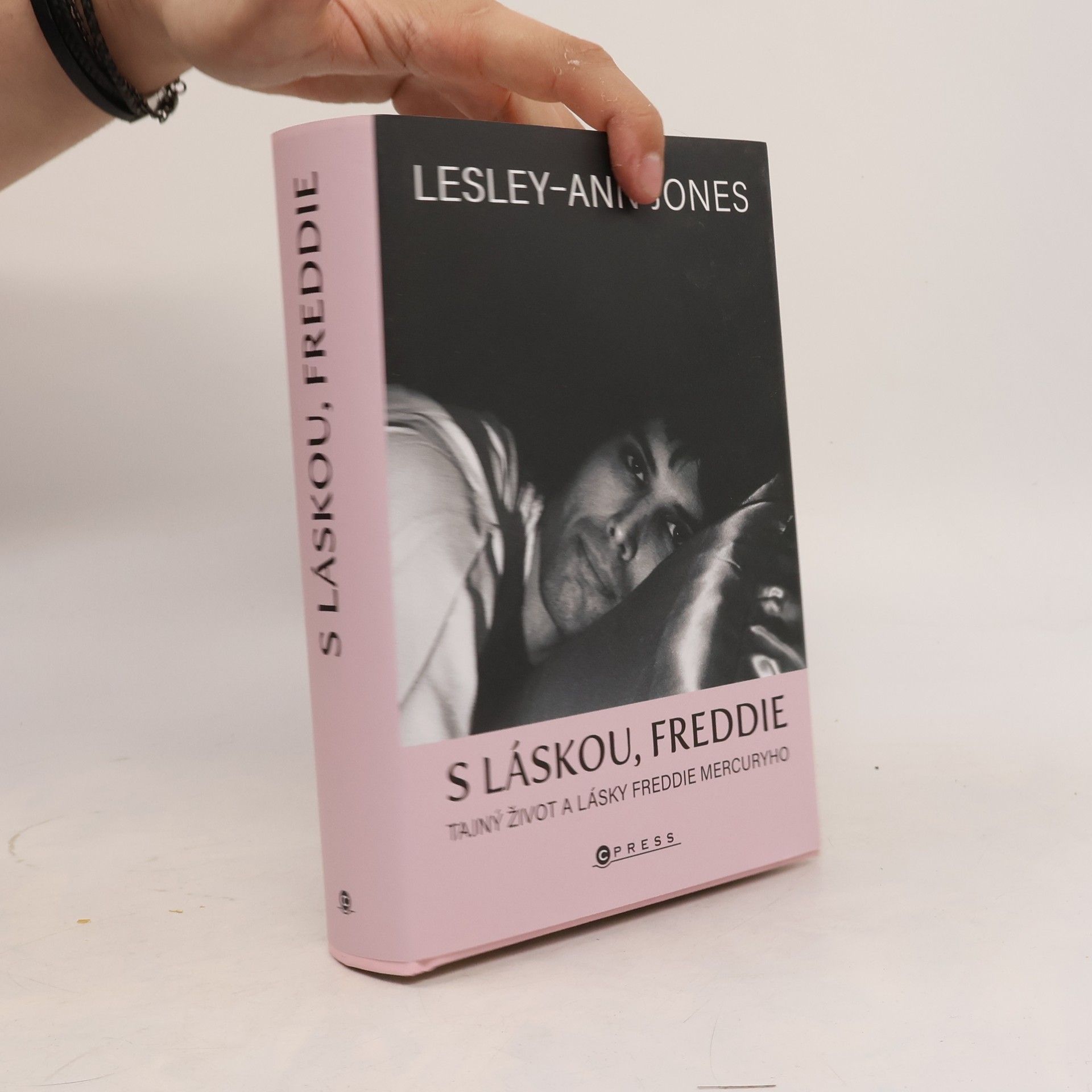 Lesley-Ann Jones S láskou, Freddie