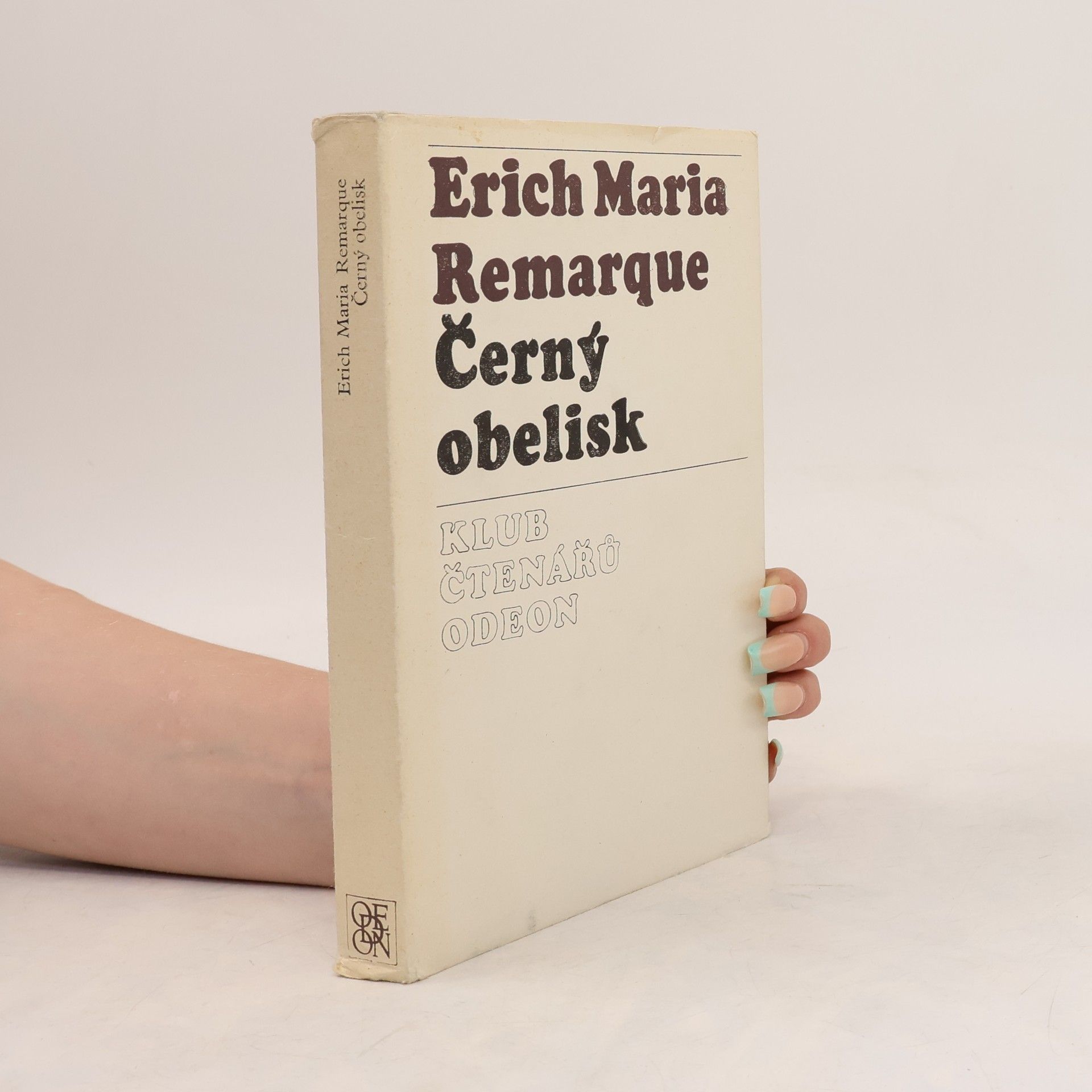 Erich Maria Remarque Černý obelisk