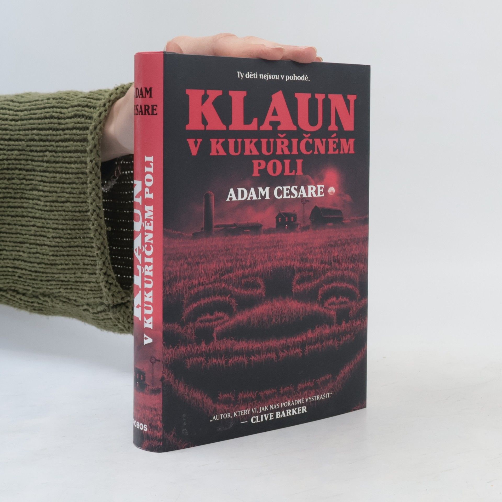 Adam Cesare Klaun v kukuřičném poli