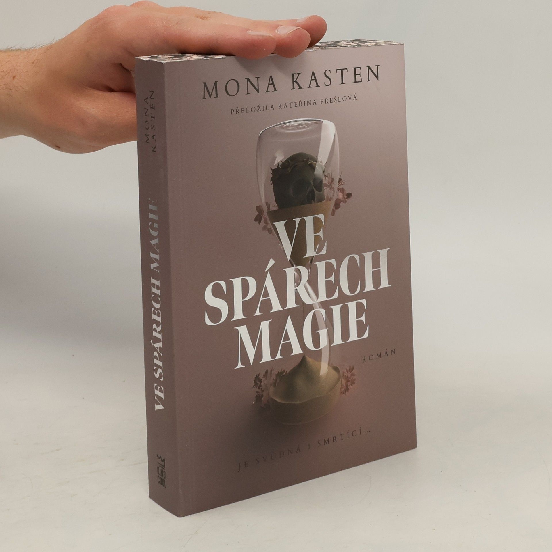 Mona Kasten Ve spárech magie