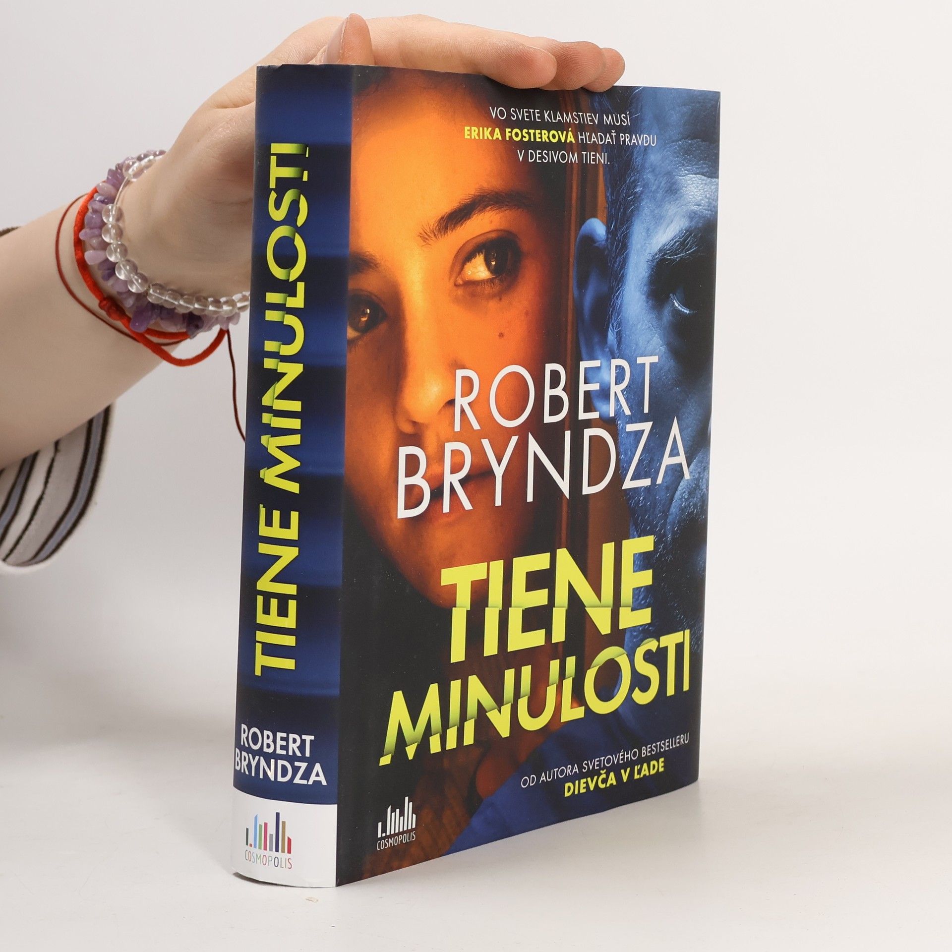 Robert Bryndza Tiene minulosti