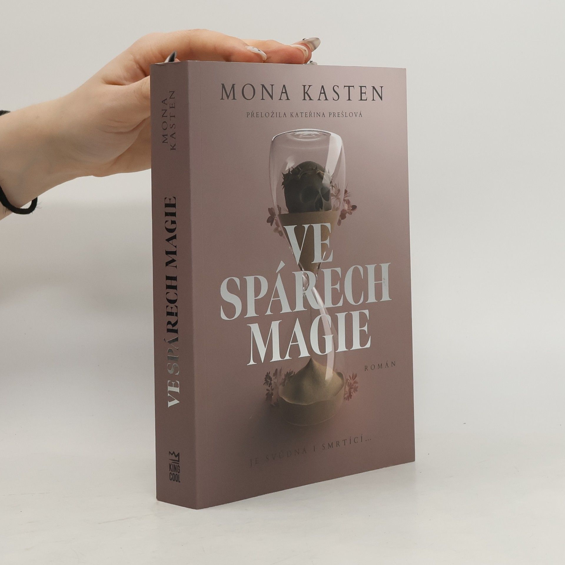 Mona Kasten Ve spárech magie