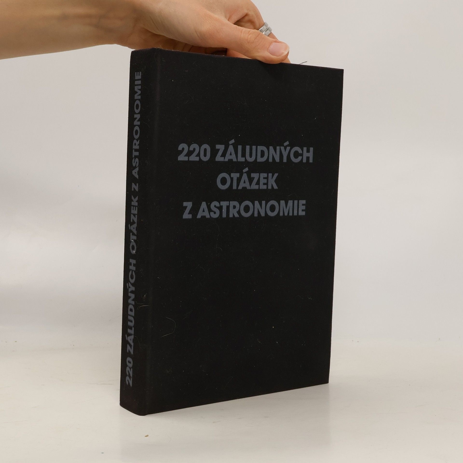Zdeněk Mikulášek 220 záludných otázek z astronomie