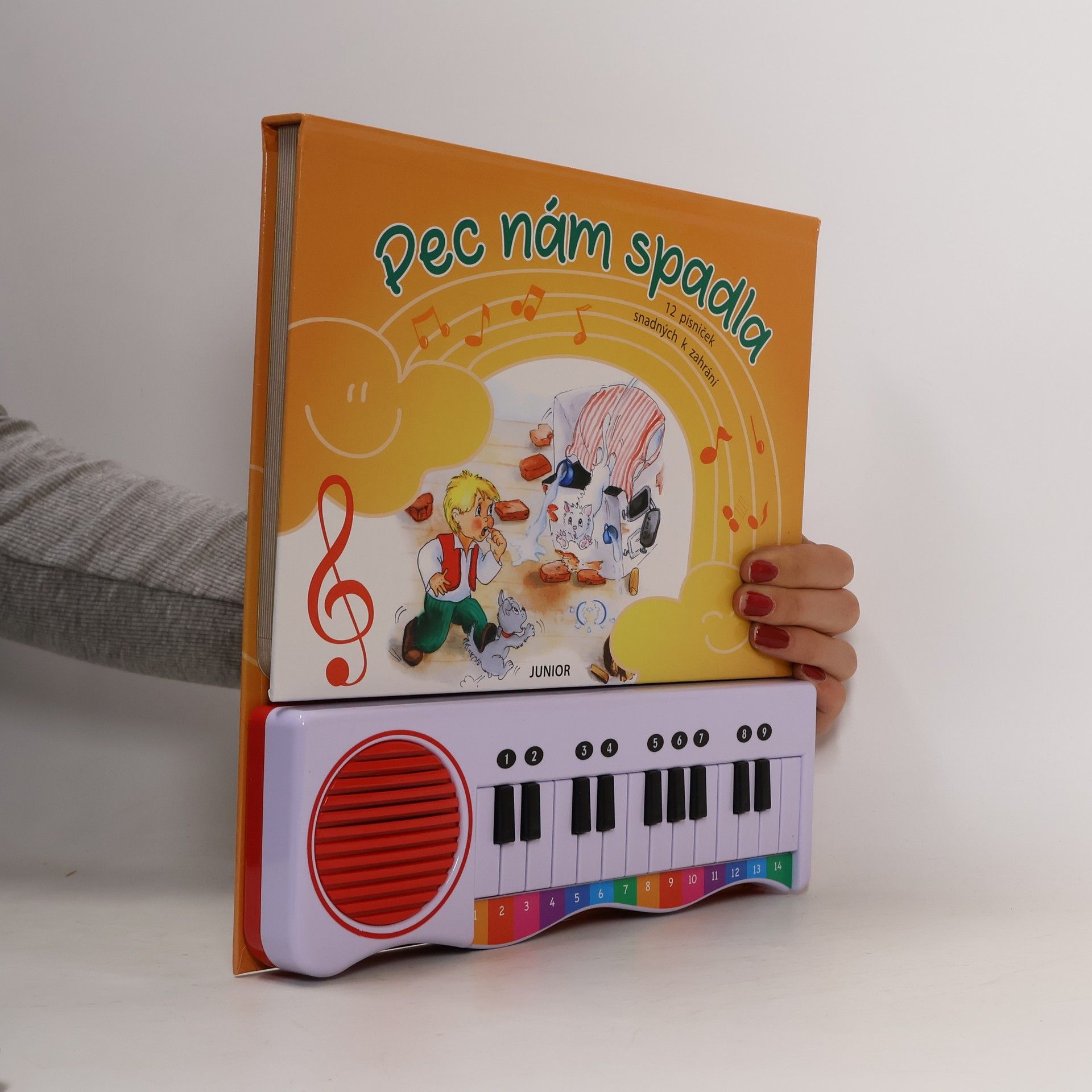 Autores varios Pec nám spadla: 12 písniček snadných k zahrání