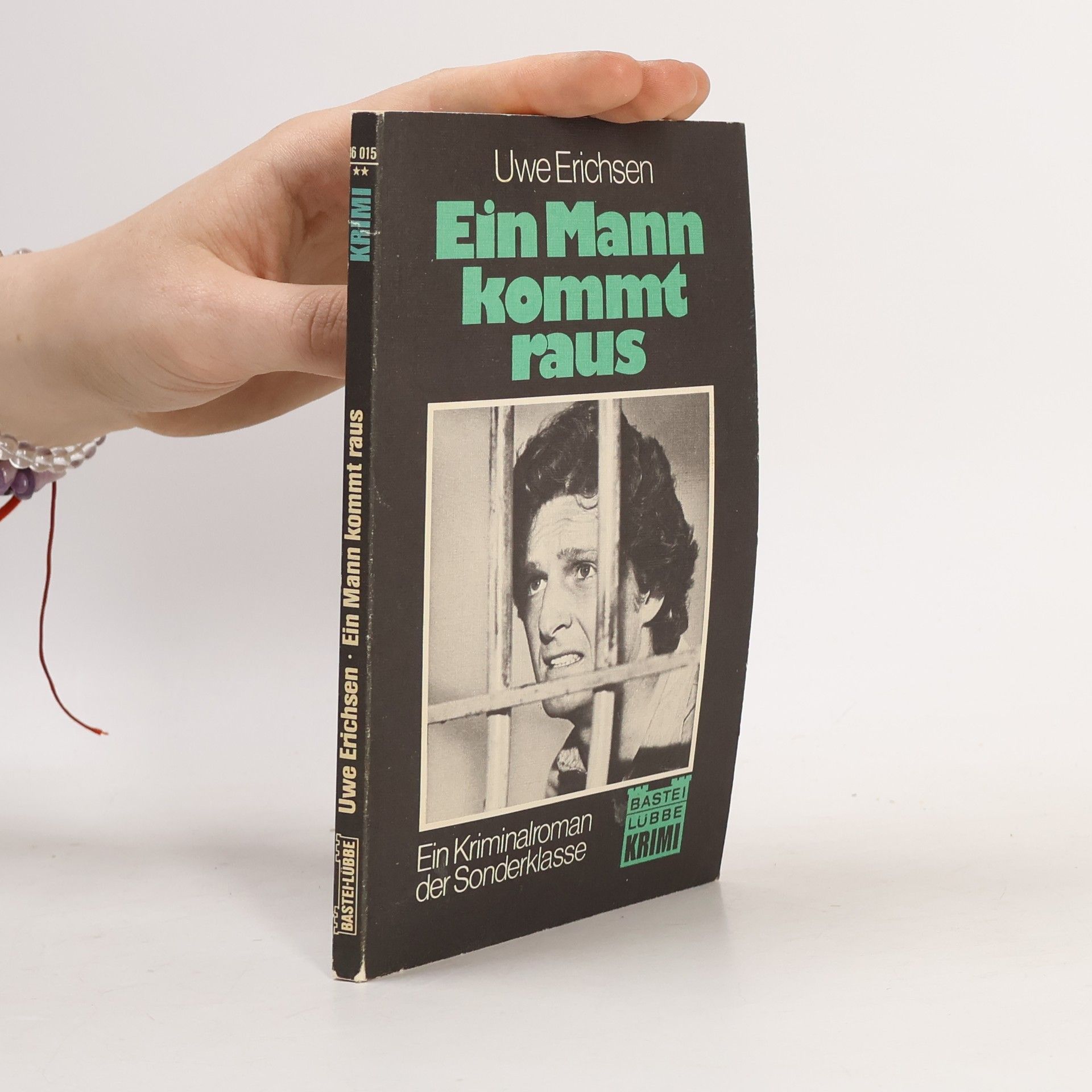 Ein Mann kommt raus