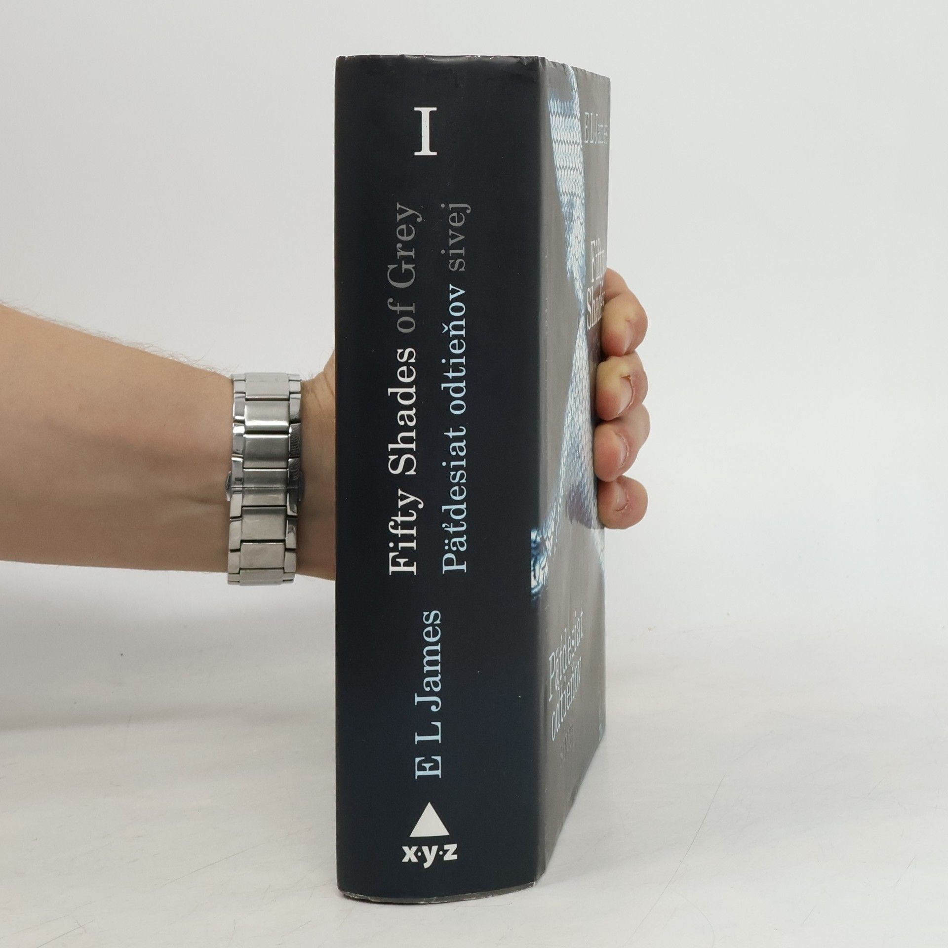 E. L. James Päťdesiat odtieňov sivej