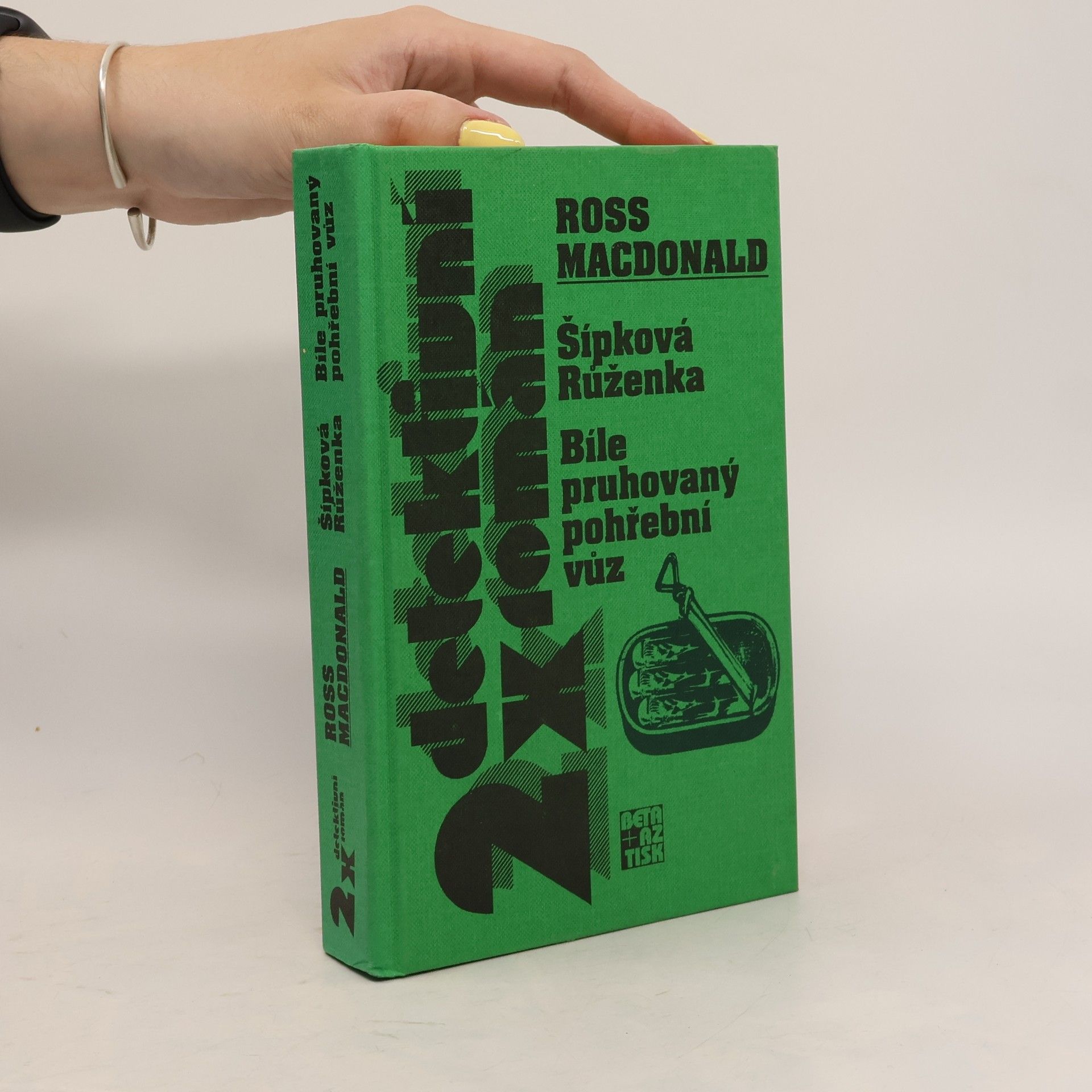 Šípková Růženka. Bíle pruhovaný pohřební vůz