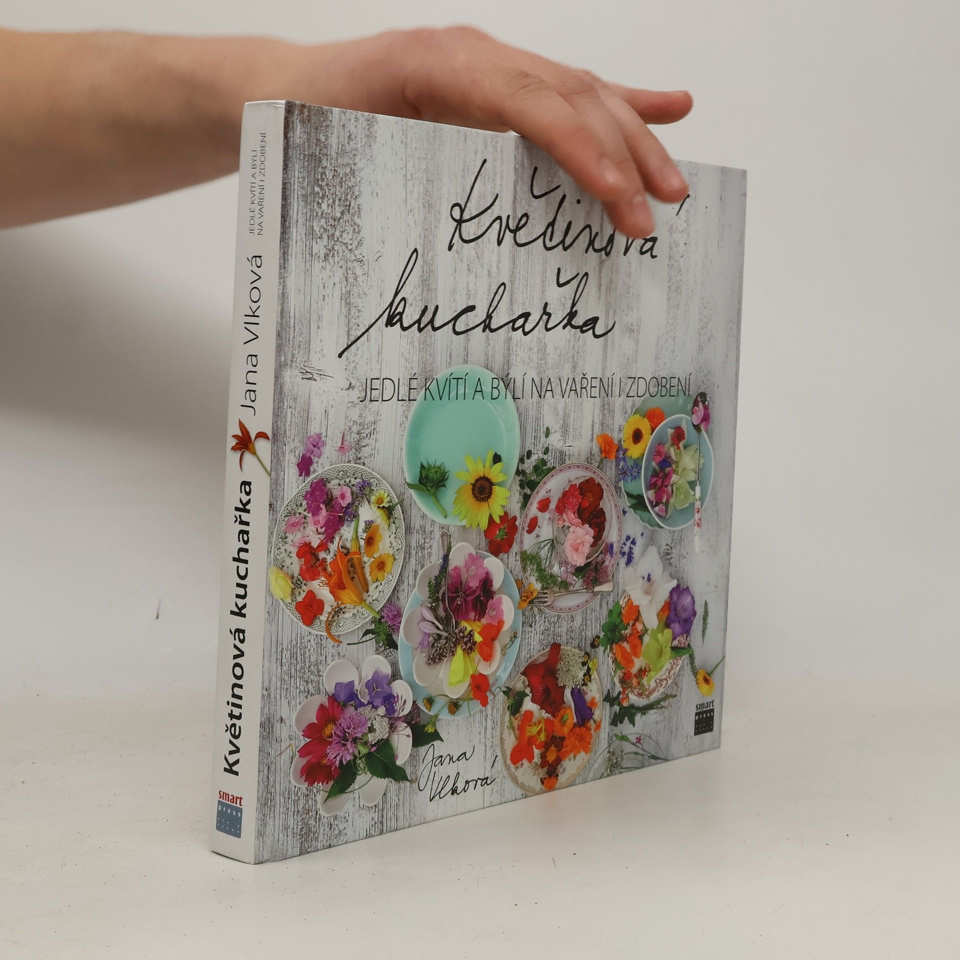 Květinová kuchařka: Jedlé kvítí a býlí na vaření i zdobení