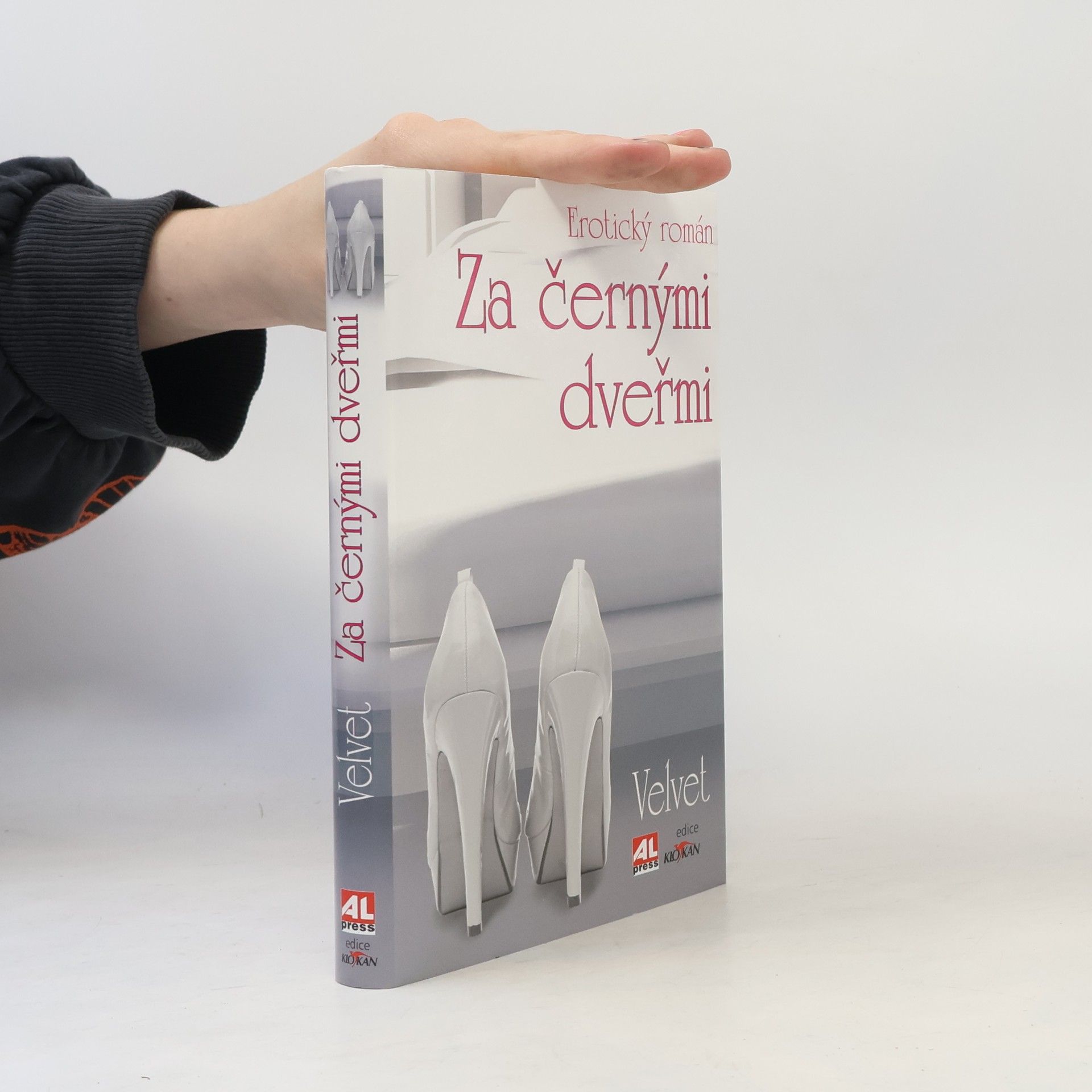 Velvet Za černými dveřmi: Erotický román